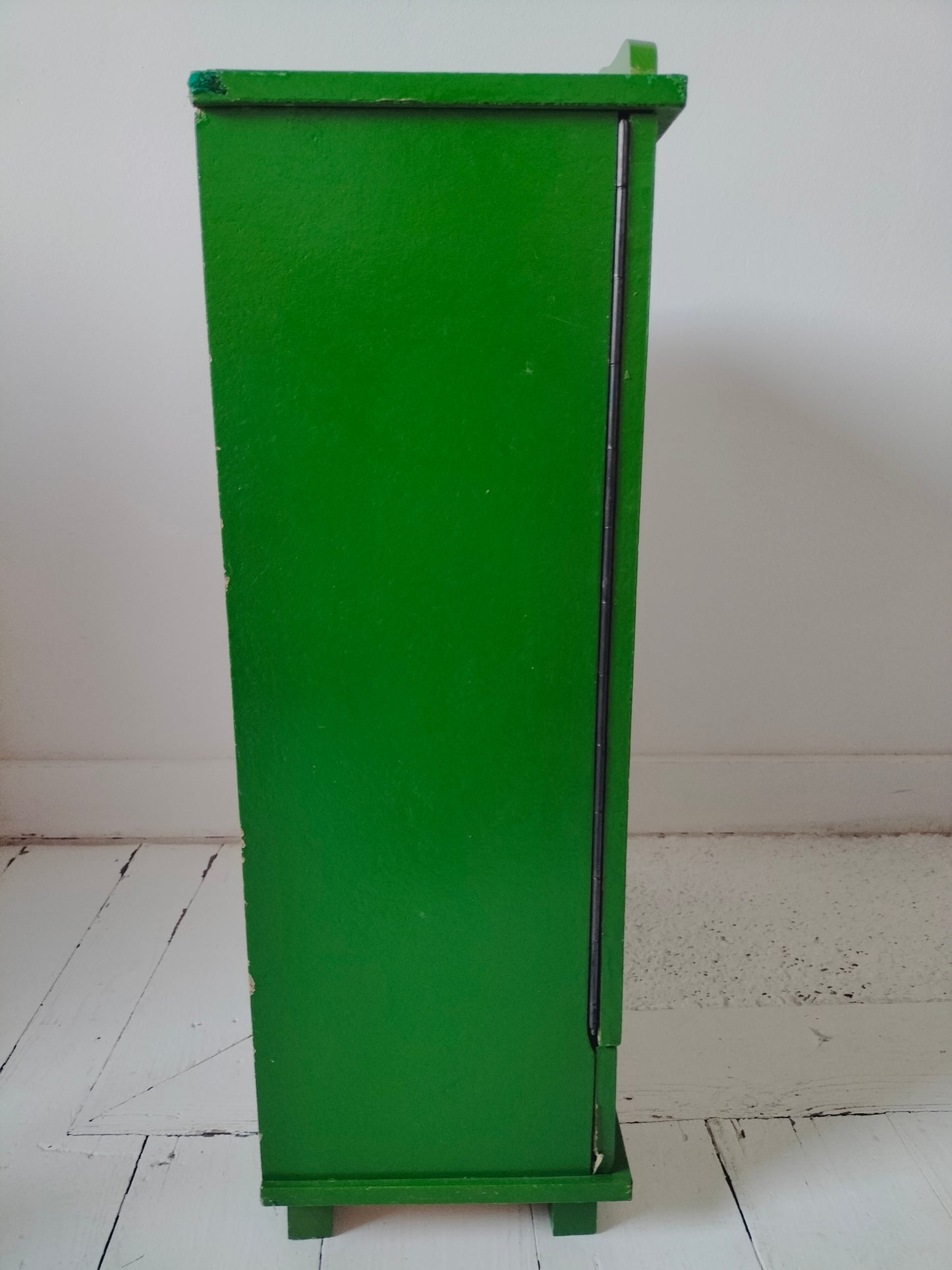 Meuble/ armoire de poupée vintage en bois