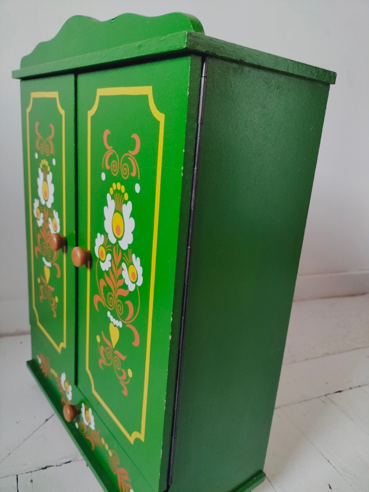 Meuble/ armoire de poupée vintage en bois