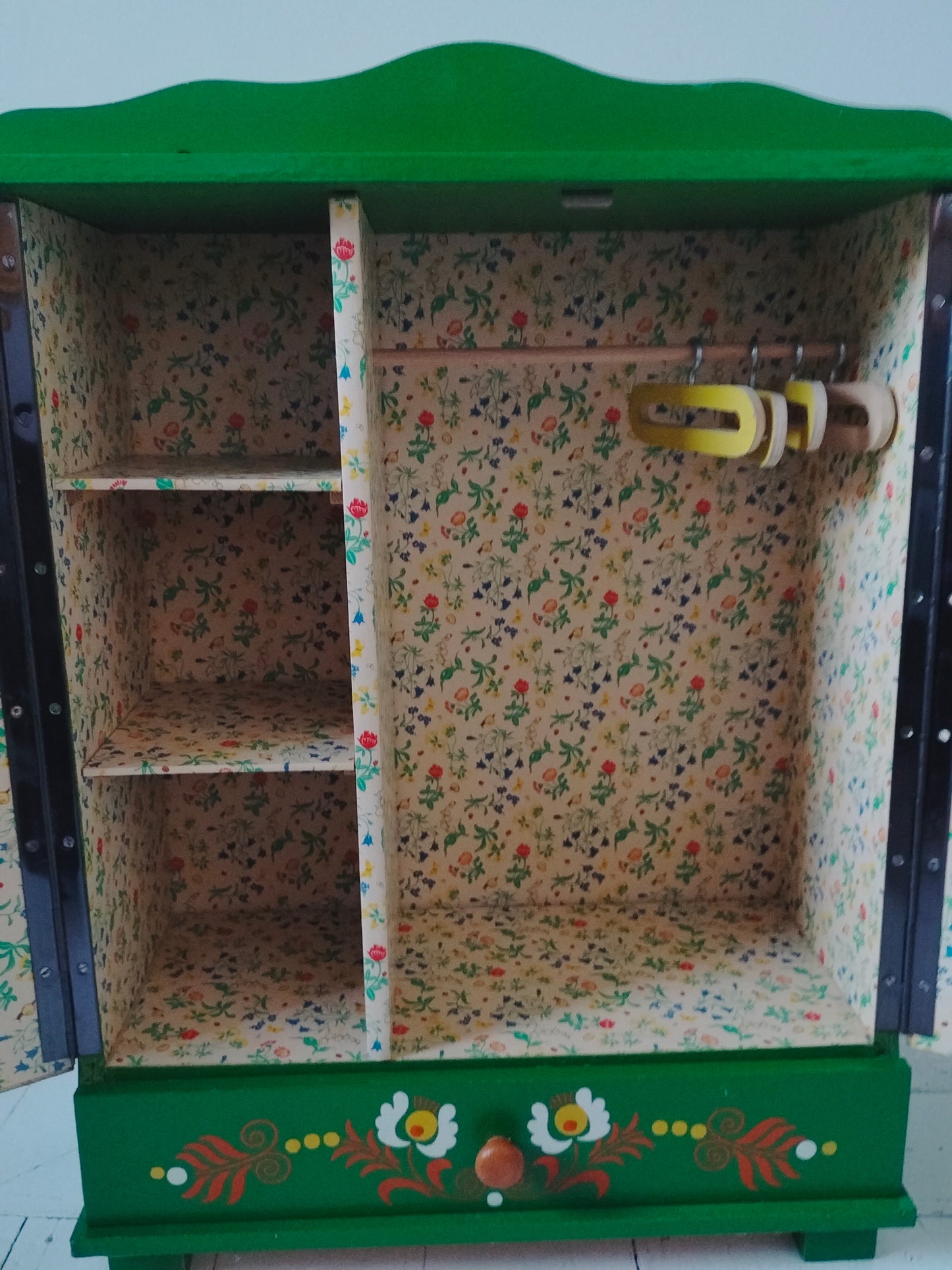 Meuble/ armoire de poupée vintage en bois