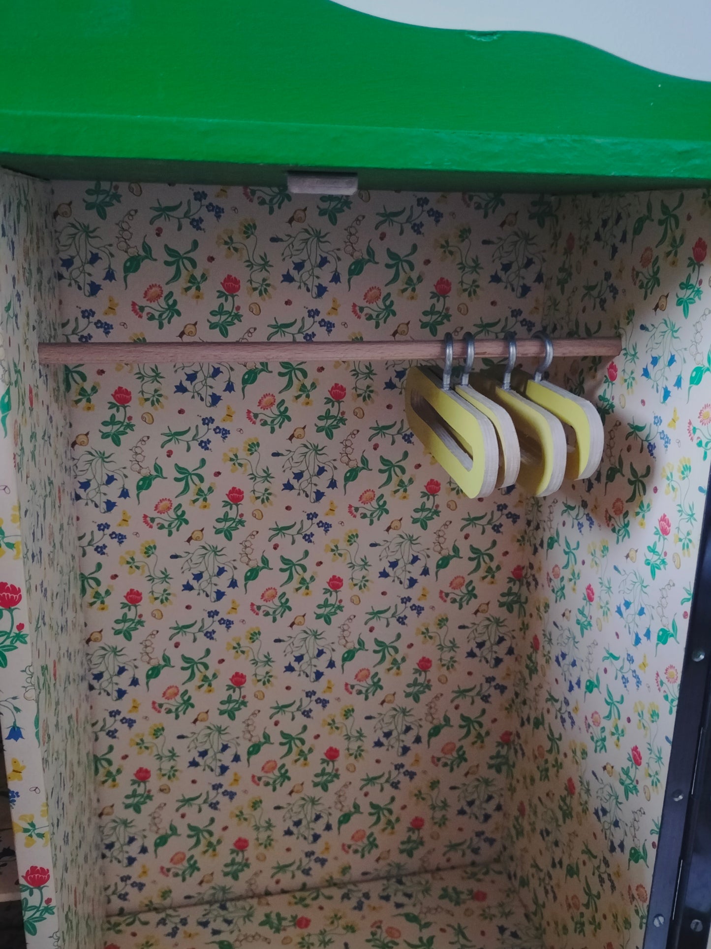 Meuble/ armoire de poupée vintage en bois