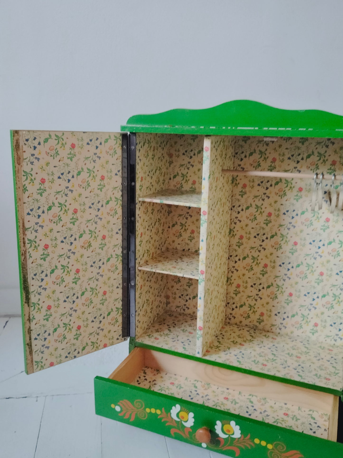 Meuble/ armoire de poupée vintage en bois