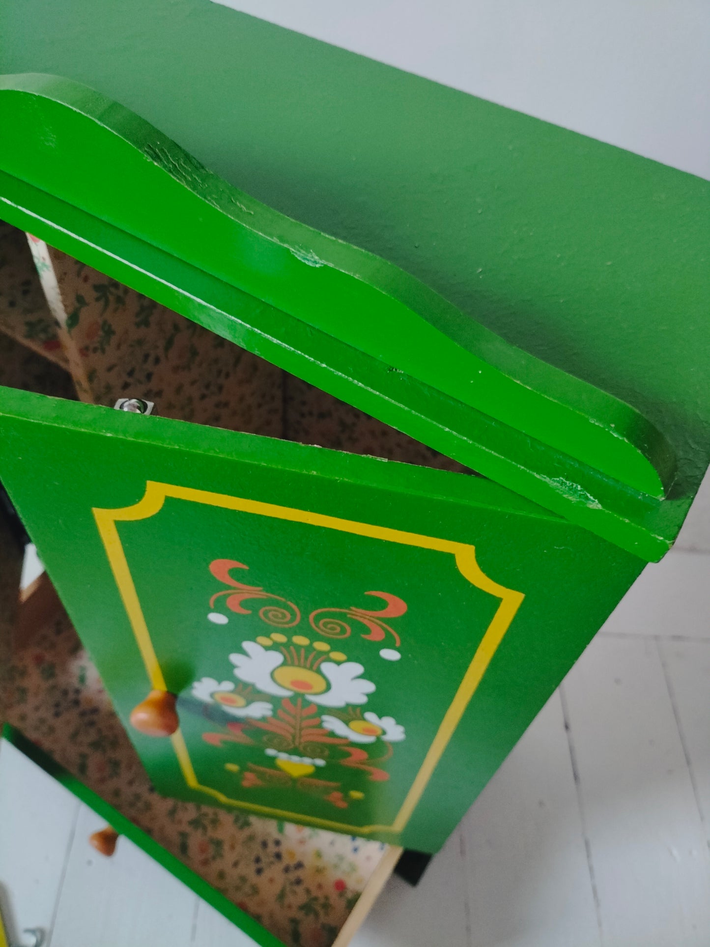 Meuble/ armoire de poupée vintage en bois