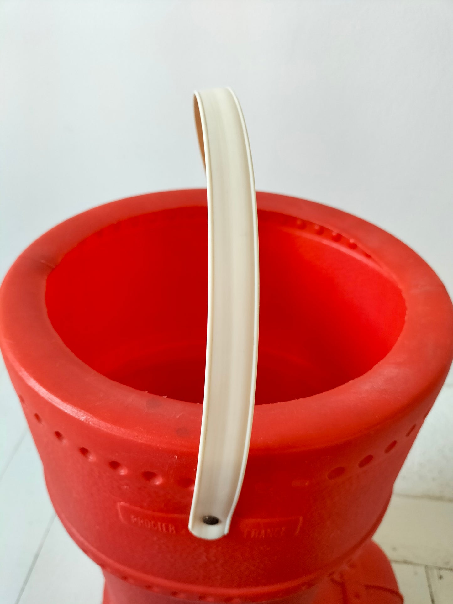 Énorme botte de Noël en plastique - ancien contenant publicitaire de lessive