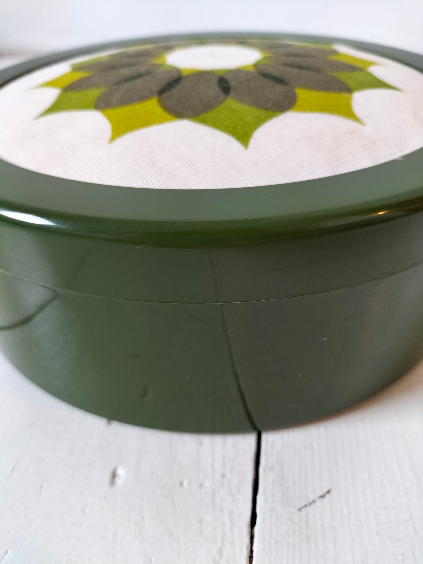 Ancienne boîte plastique et tissu