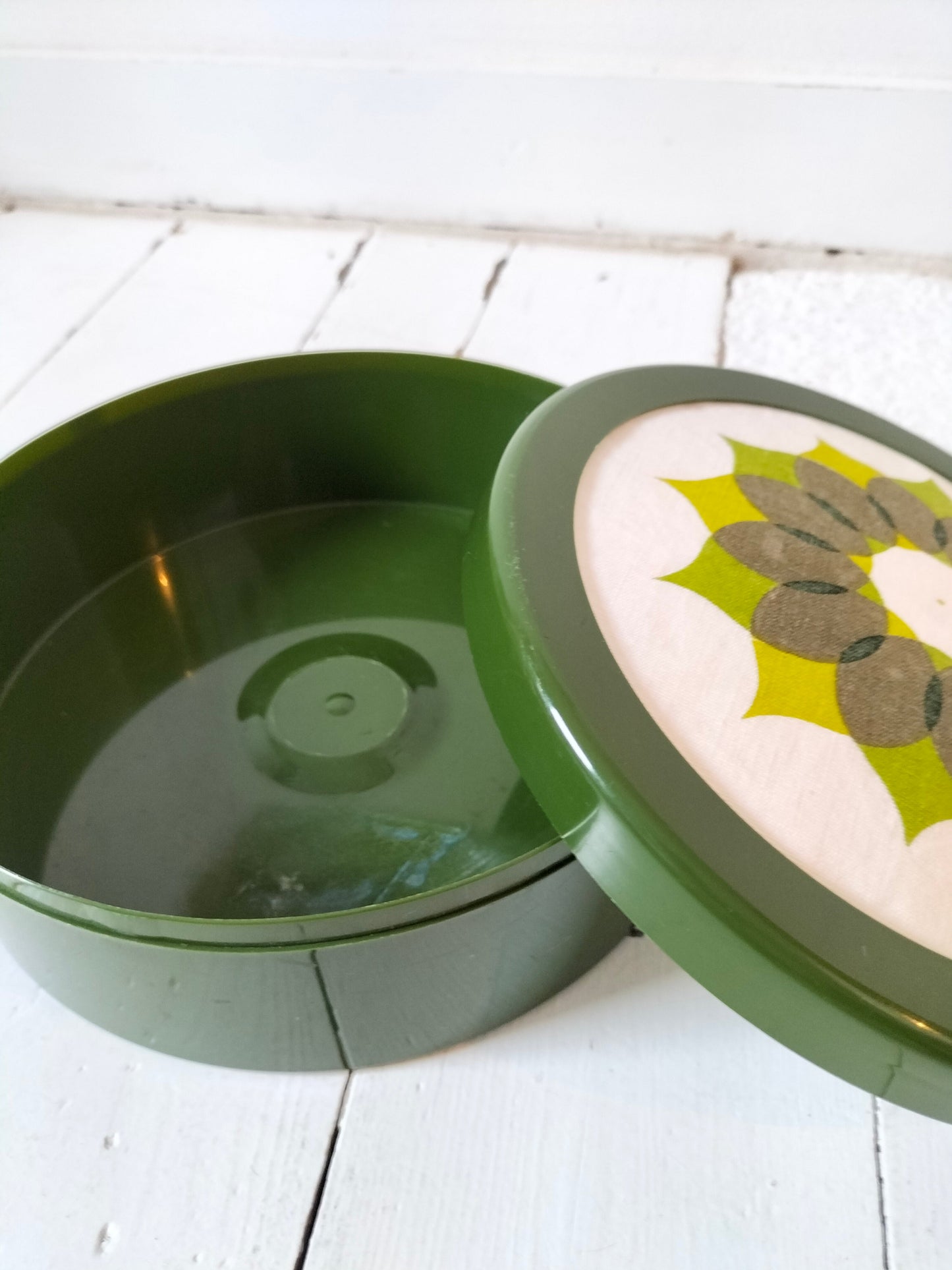 Ancienne boîte plastique et tissu