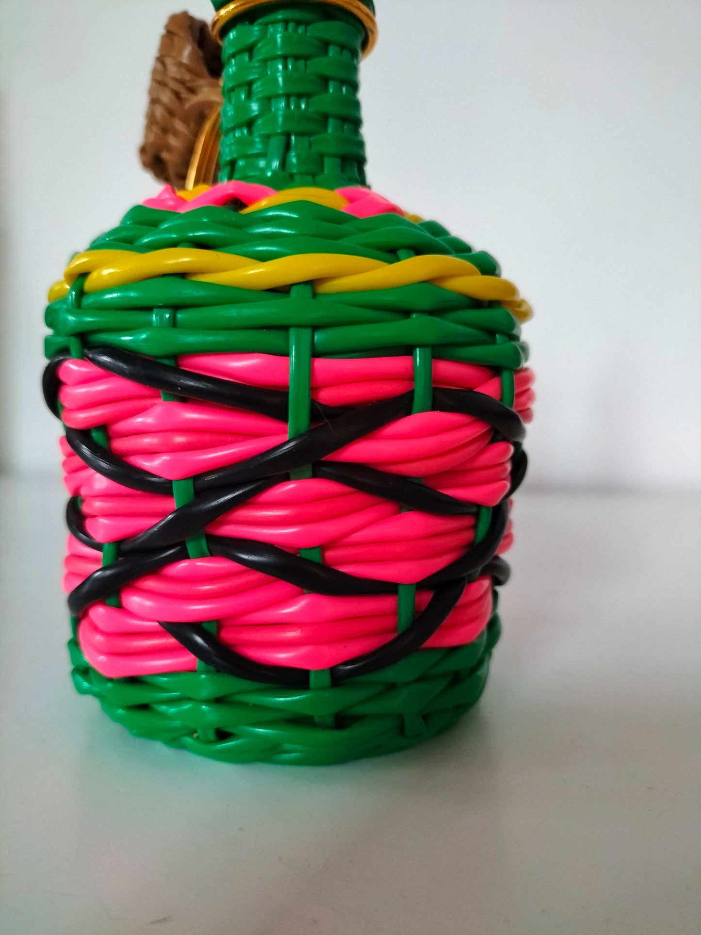 Petite bouteille/ carafe verre et scoubidou