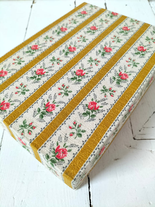 Ancienne petite boîte de mercerie en carton et tissu