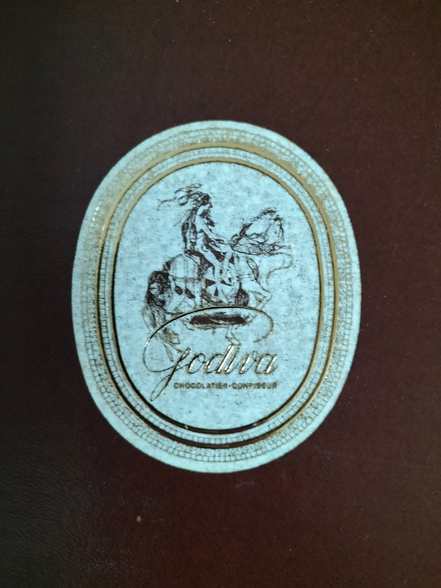 Ancienne boîte carton et tissu