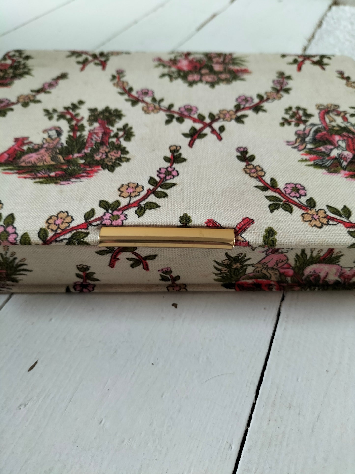 Petite boîte cartonnée et tissu