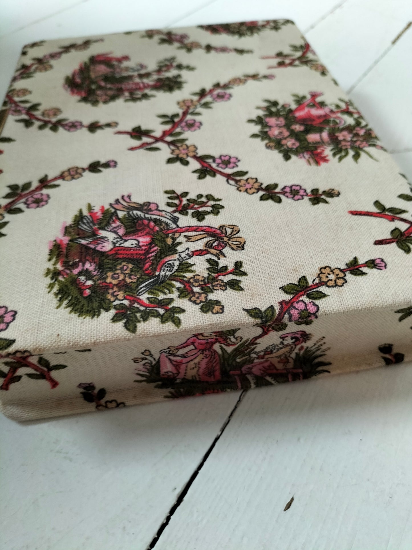 Petite boîte cartonnée et tissu