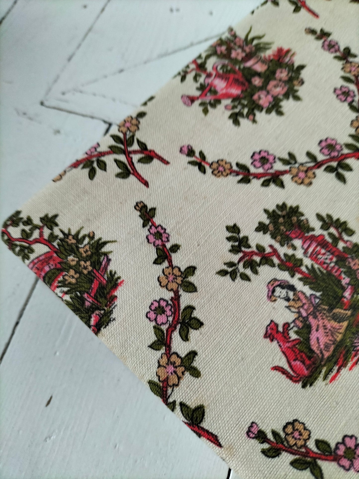 Petite boîte cartonnée et tissu