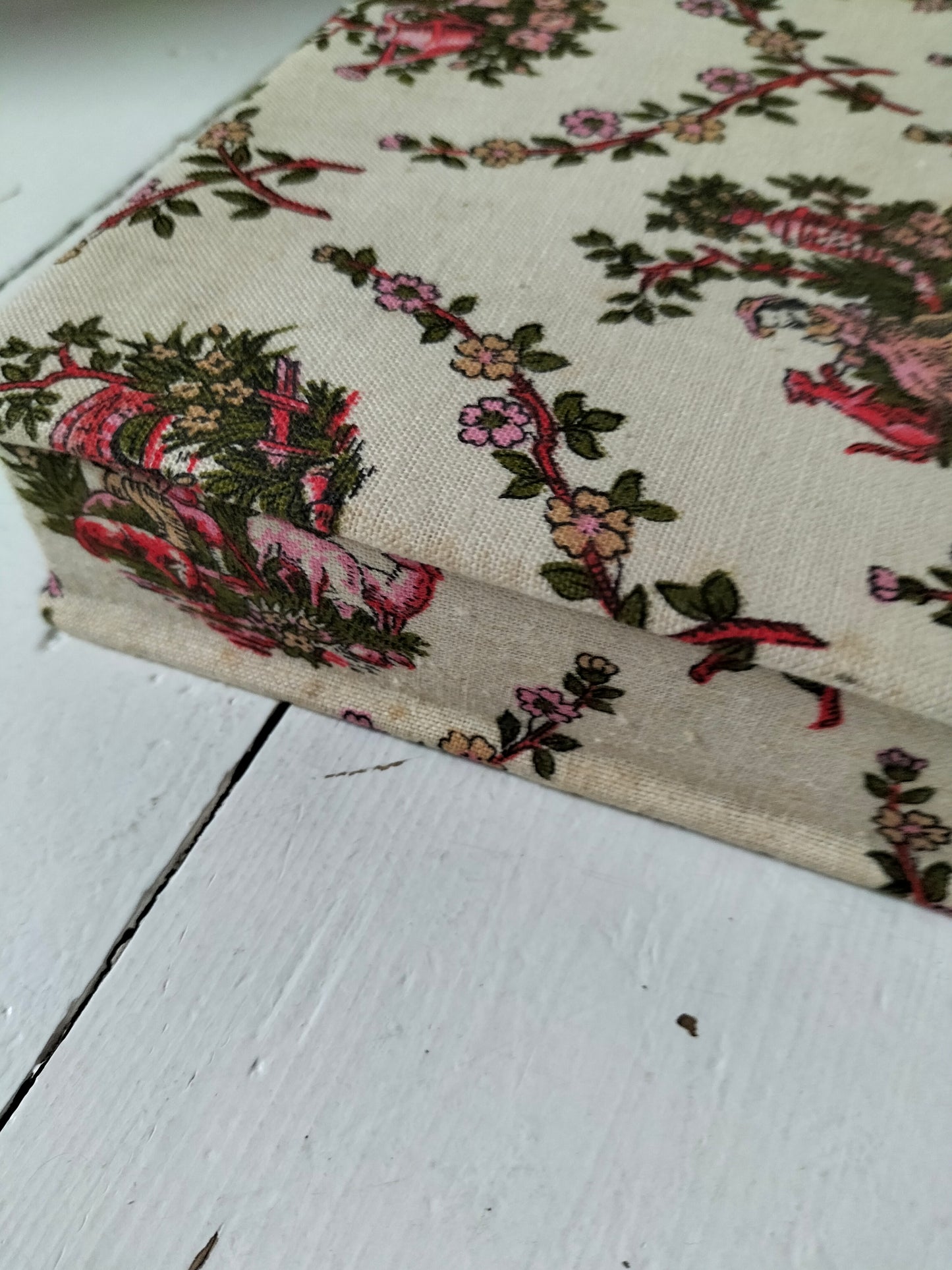 Petite boîte cartonnée et tissu