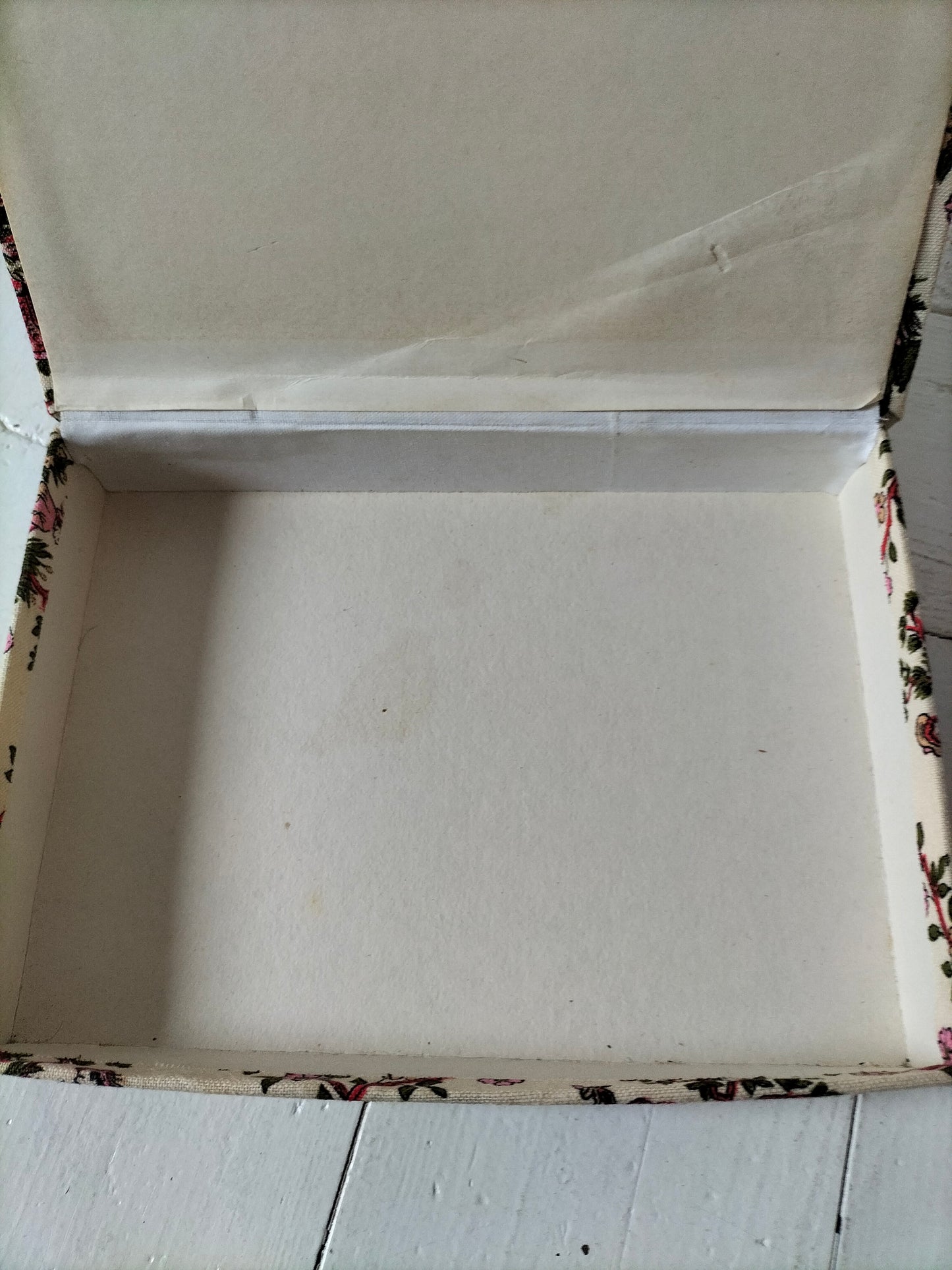 Petite boîte cartonnée et tissu