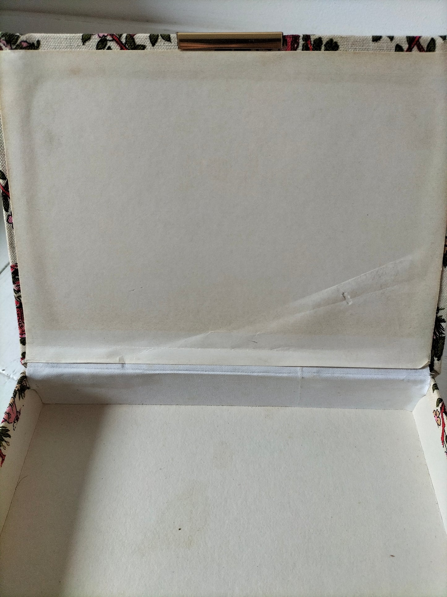 Petite boîte cartonnée et tissu