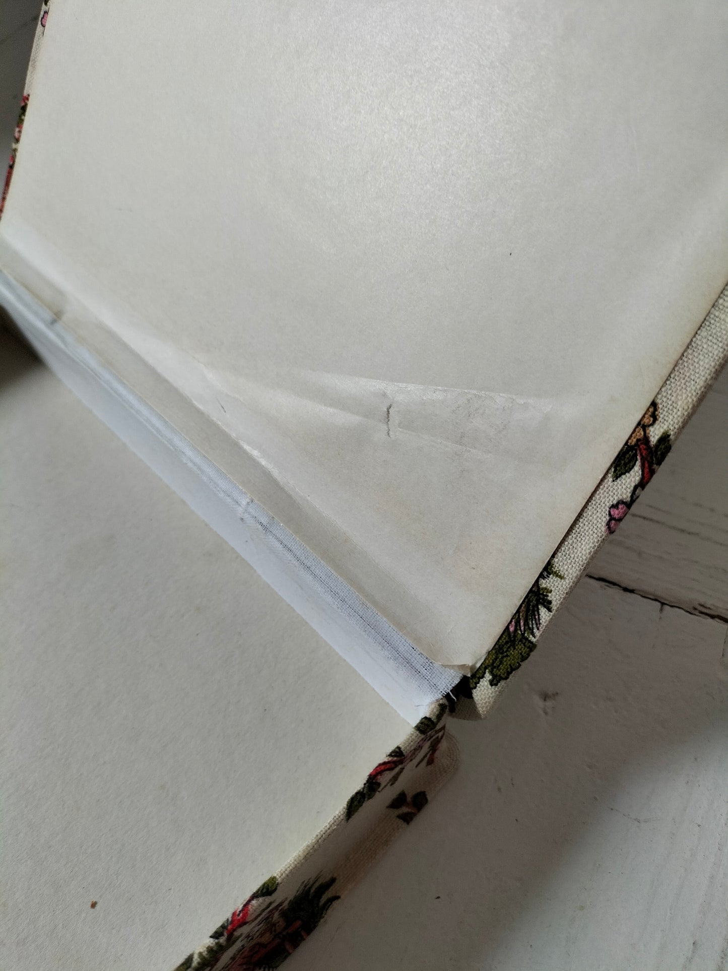 Petite boîte cartonnée et tissu