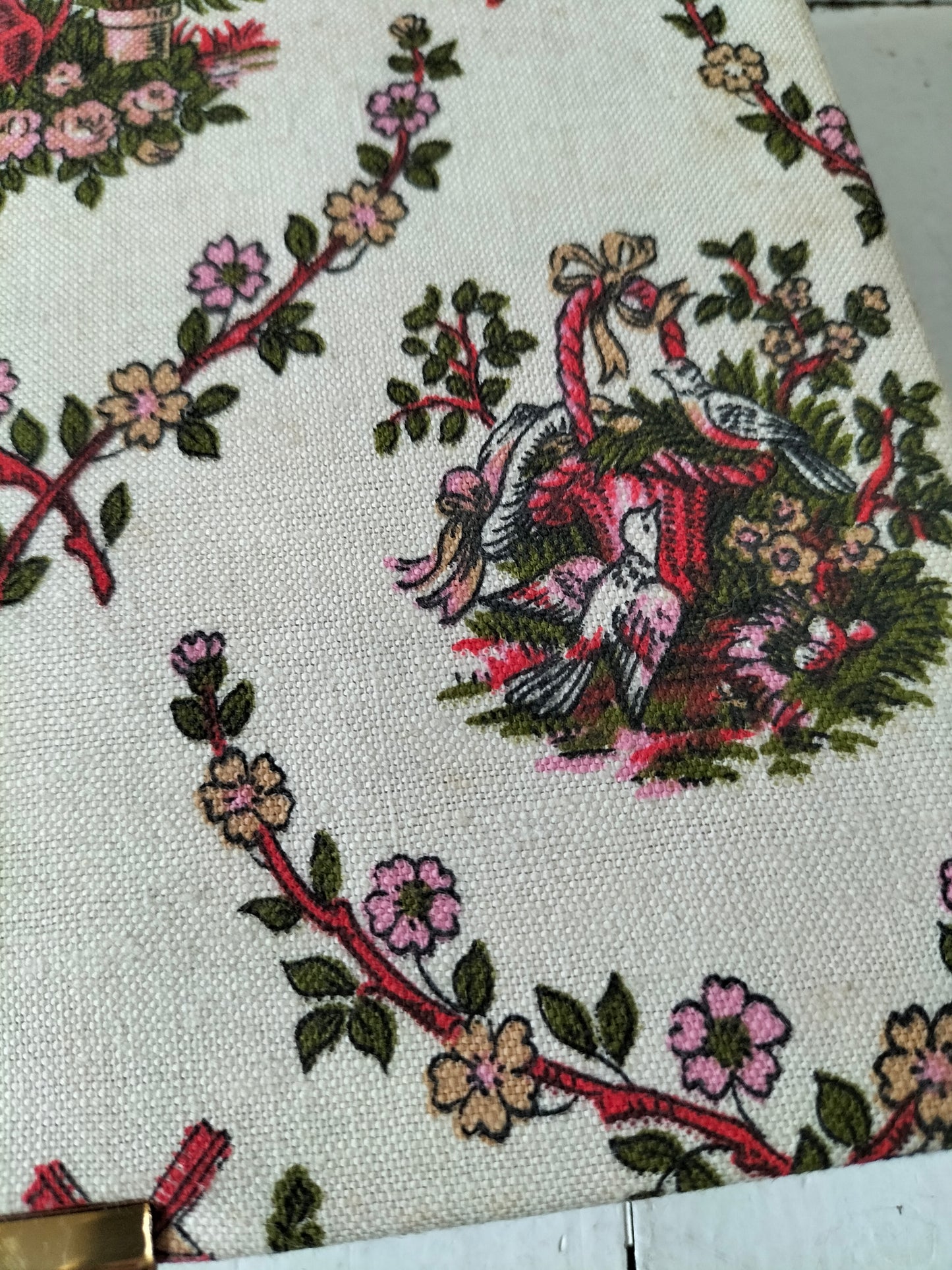 Petite boîte cartonnée et tissu