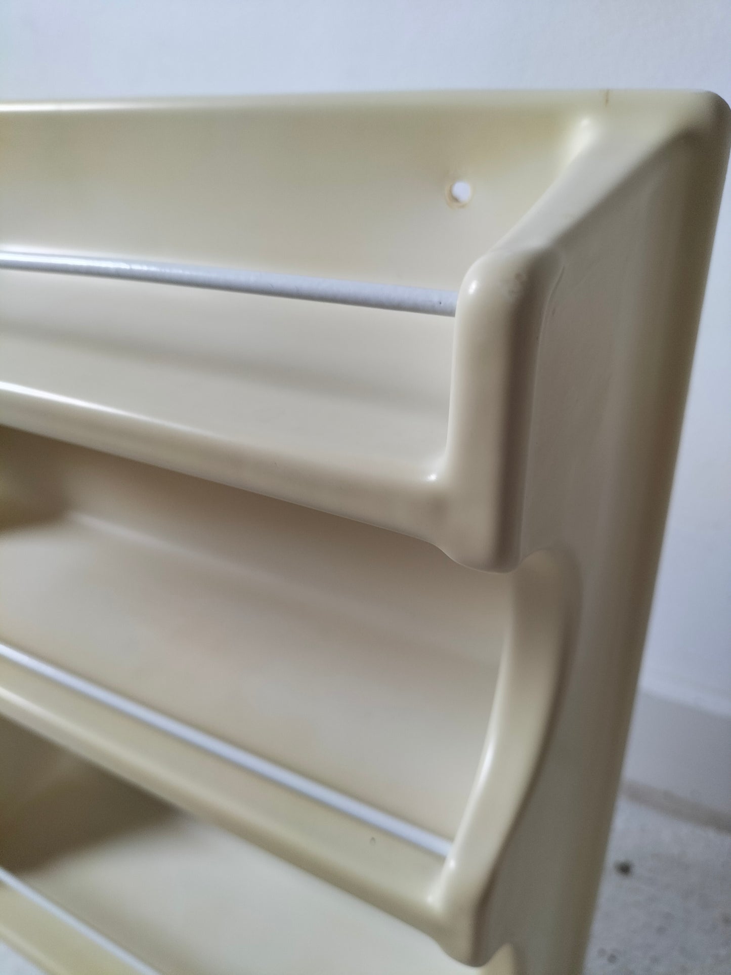 Petite étagère murale en plastique