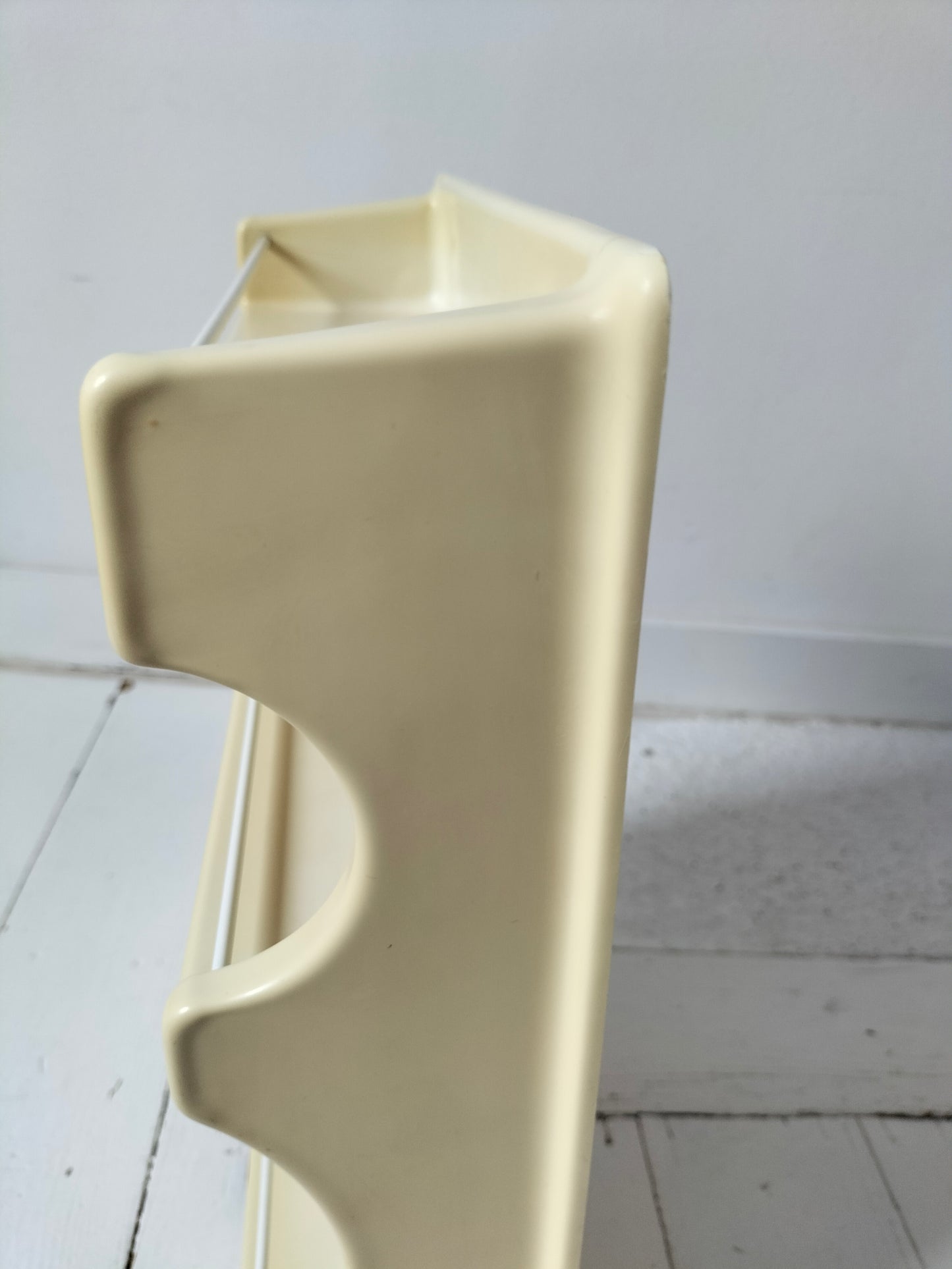 Petite étagère murale en plastique