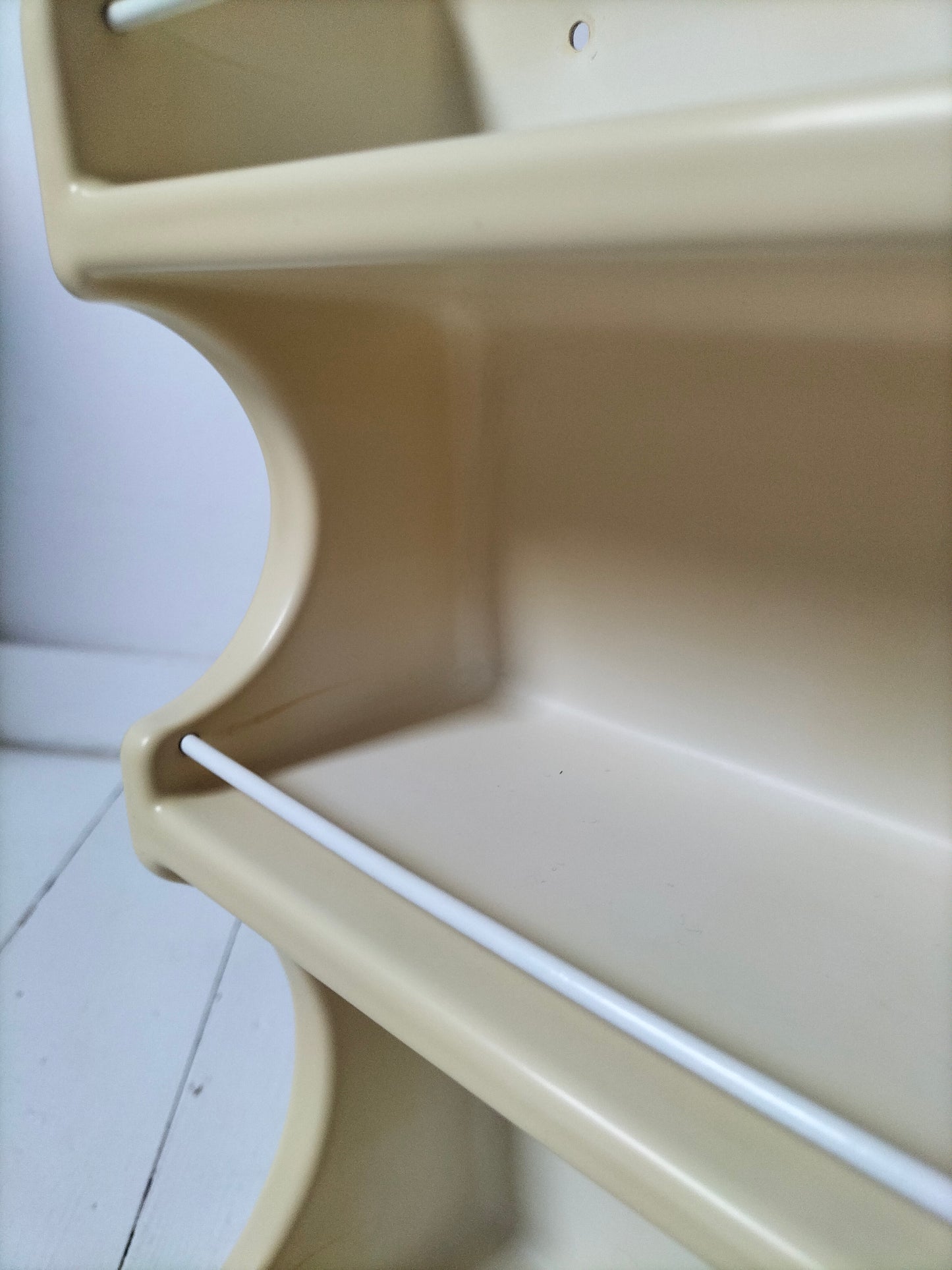 Petite étagère murale en plastique
