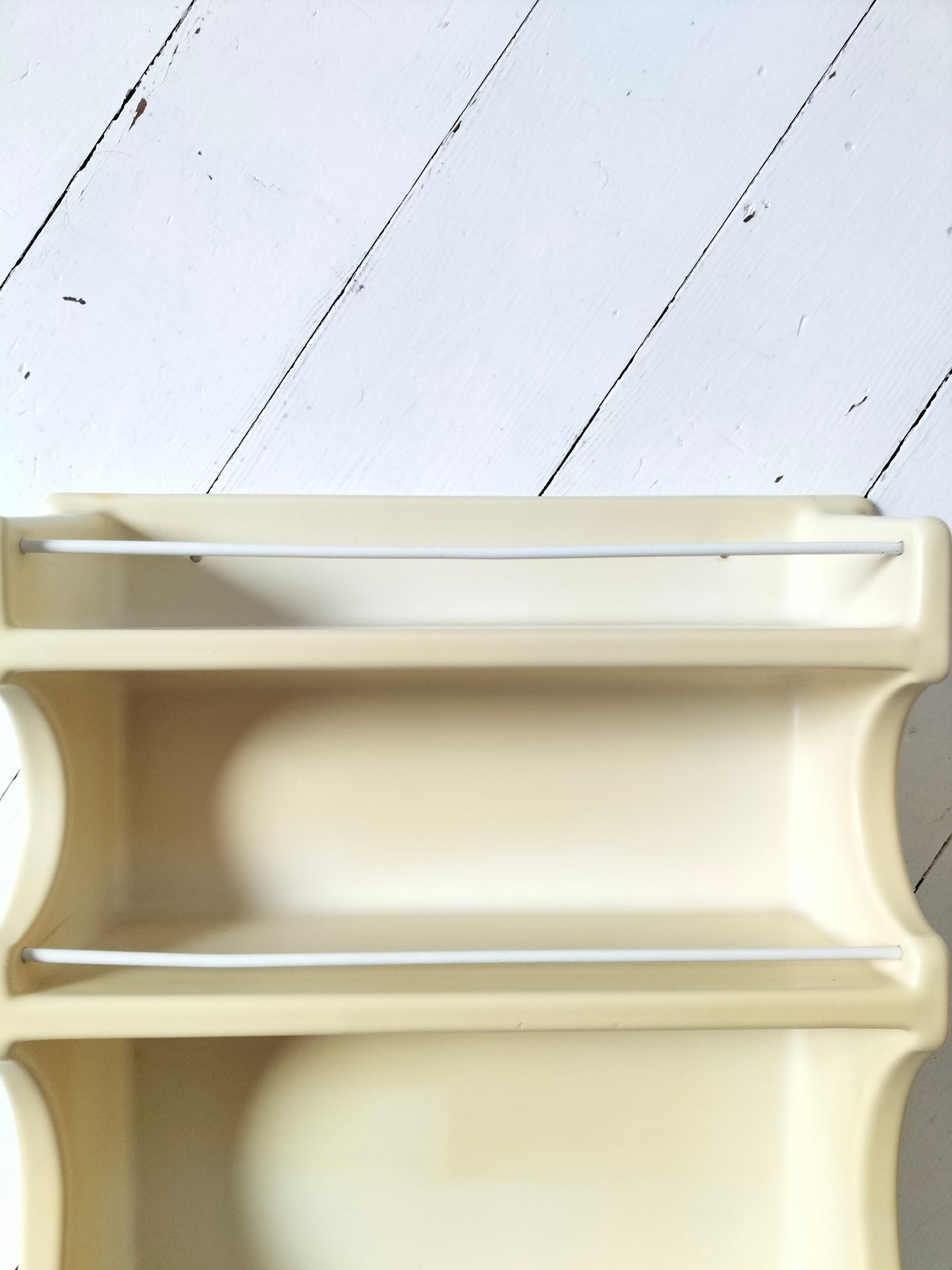 Petite étagère murale en plastique