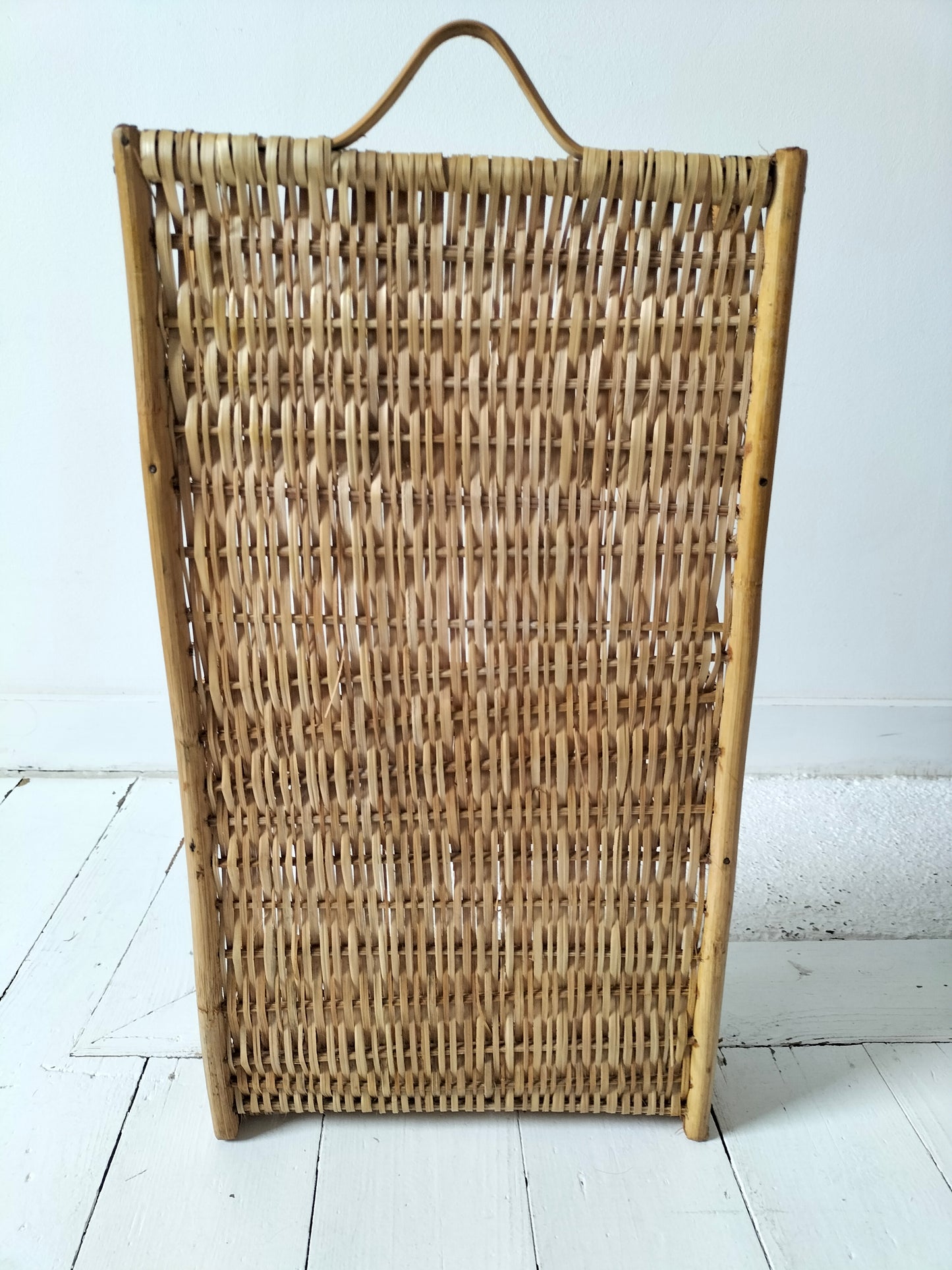 Petite étagère murale en osier et rotin