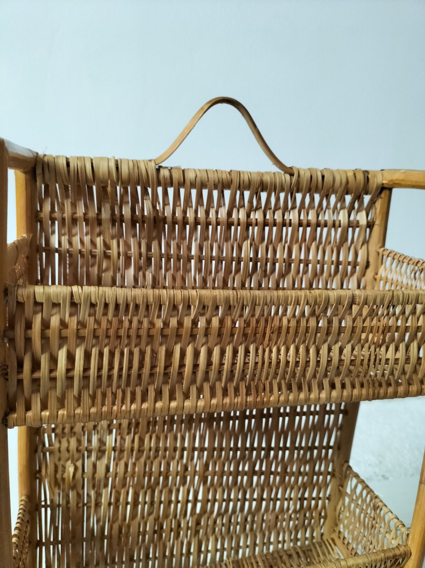 Petite étagère murale en osier et rotin
