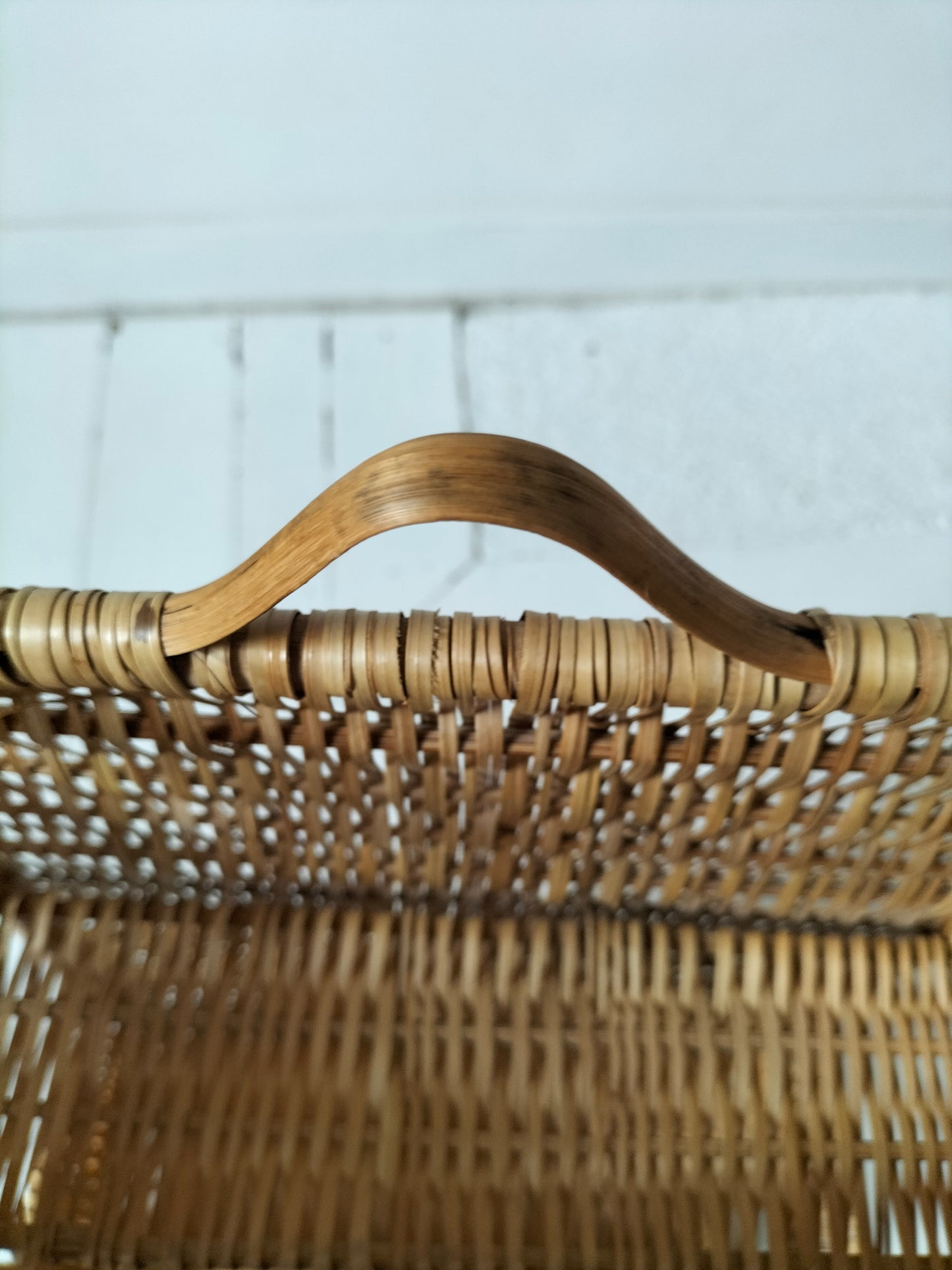Petite étagère murale en osier et rotin