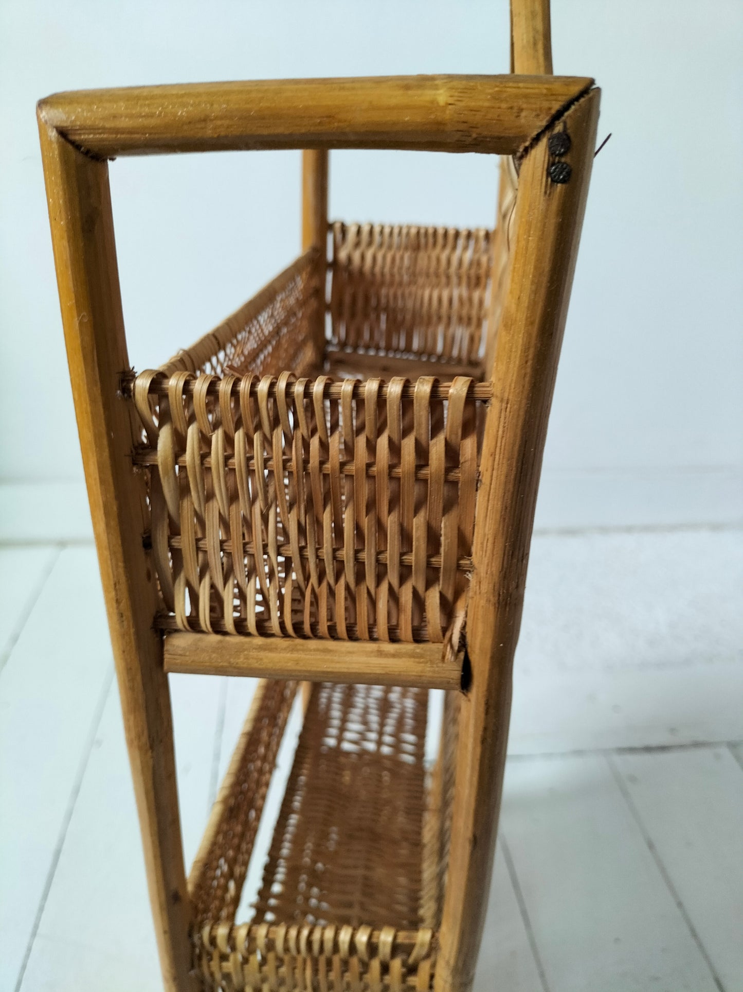Petite étagère murale en osier et rotin