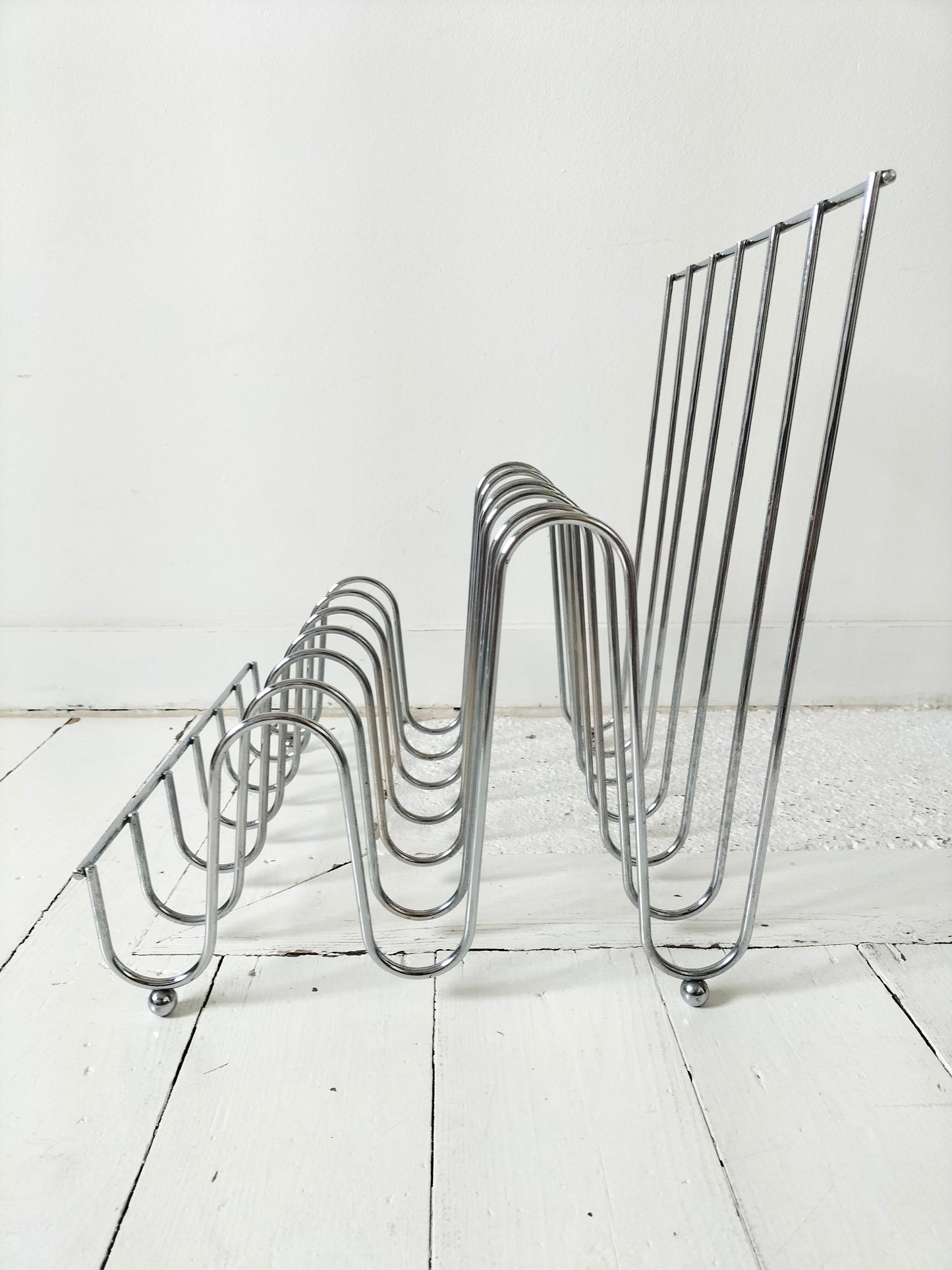Porte-revues zigzag en métal chromé esprit François Arnal/ Odile Mir
