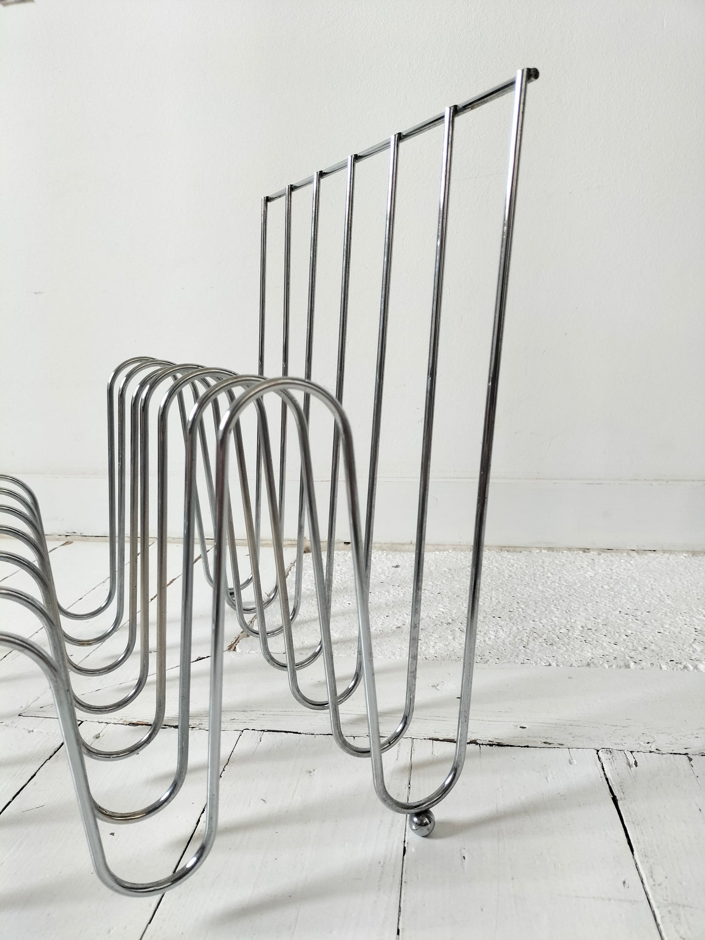 Porte-revues zigzag en métal chromé esprit François Arnal/ Odile Mir