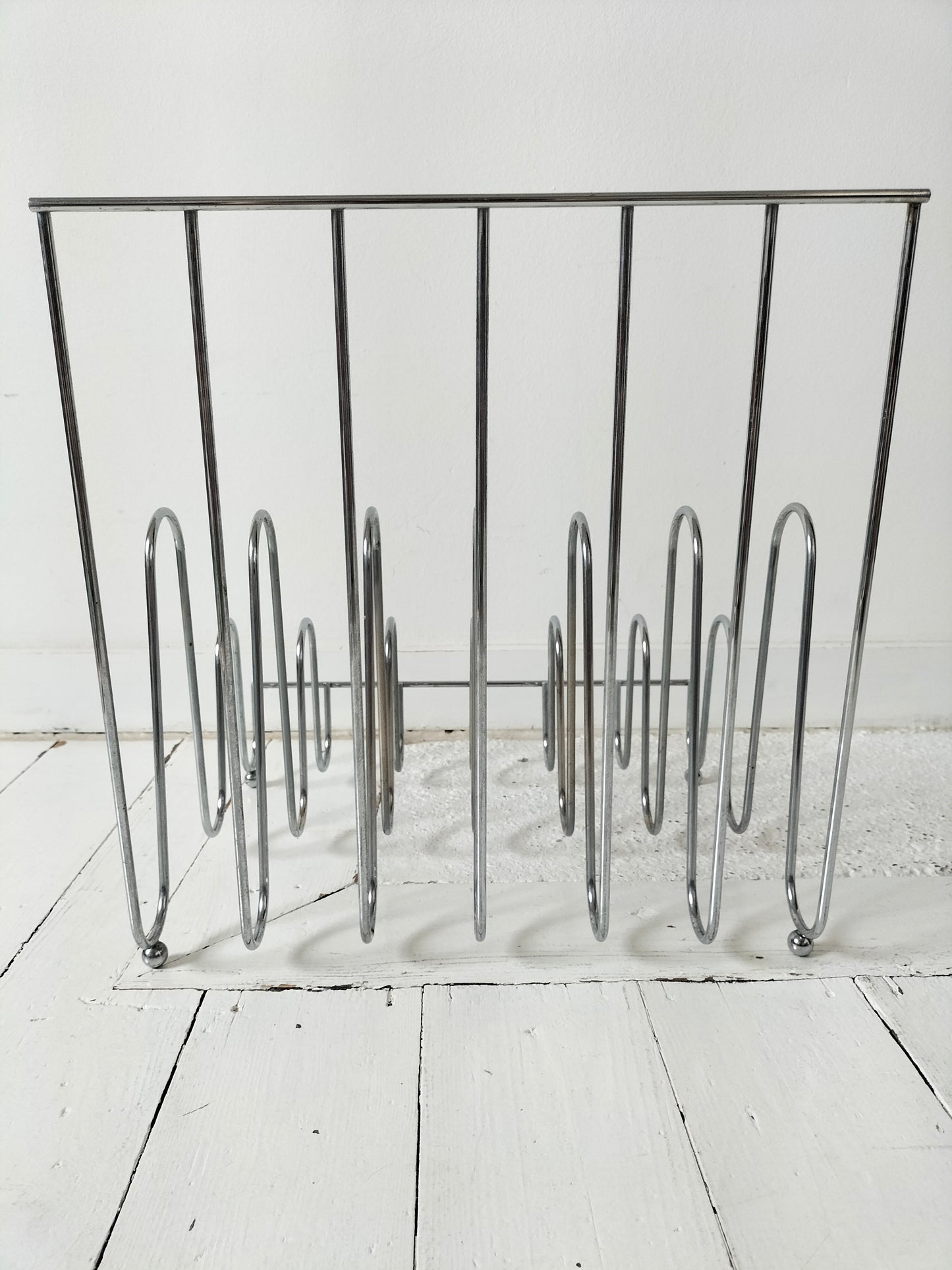 Porte-revues zigzag en métal chromé esprit François Arnal/ Odile Mir