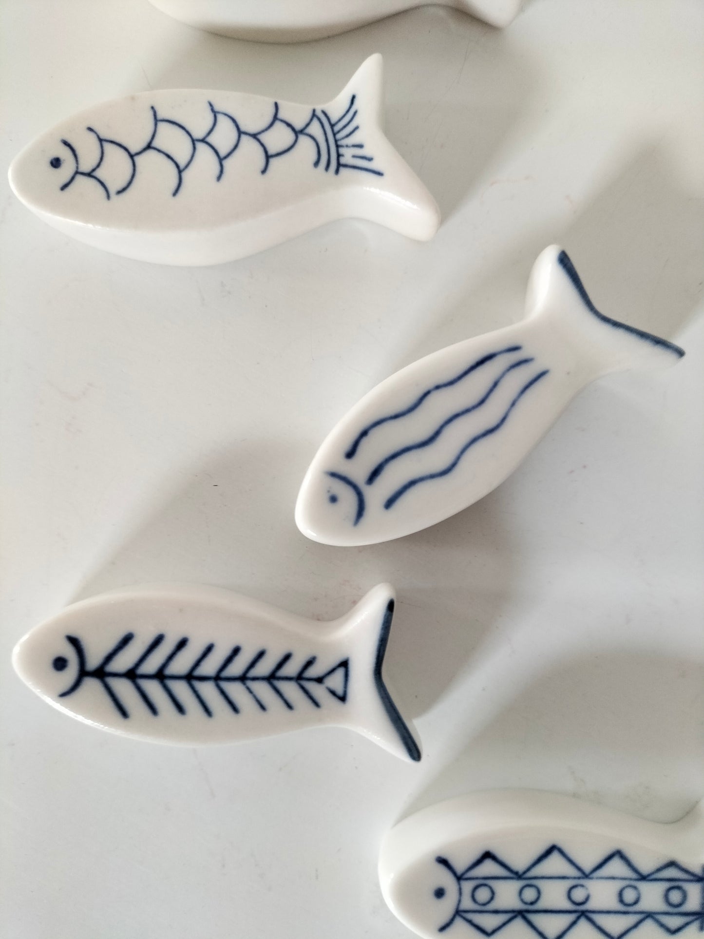 Ensemble de 6 porte-couverts poissons en porcelaine