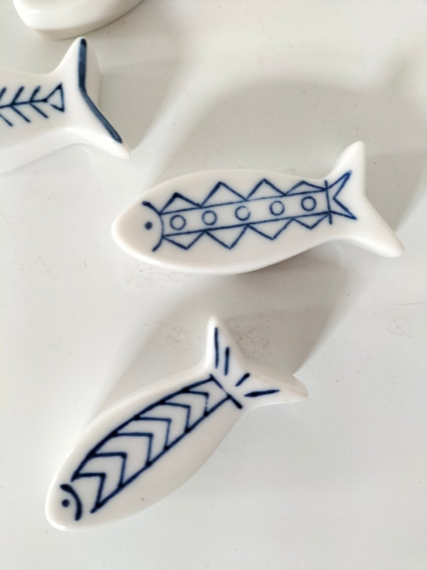 Ensemble de 6 porte-couverts poissons en porcelaine