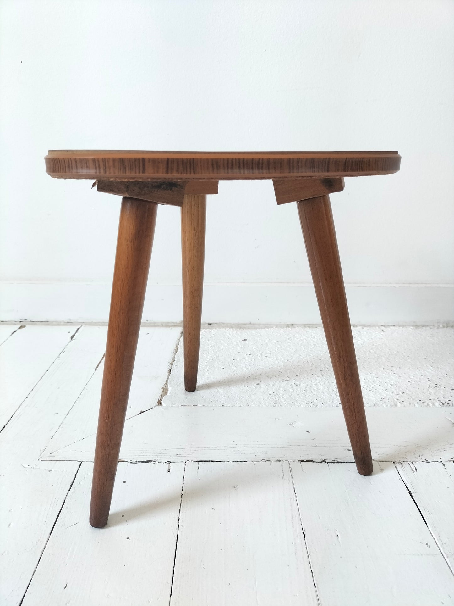 Porte-plante tripode en bois et formica