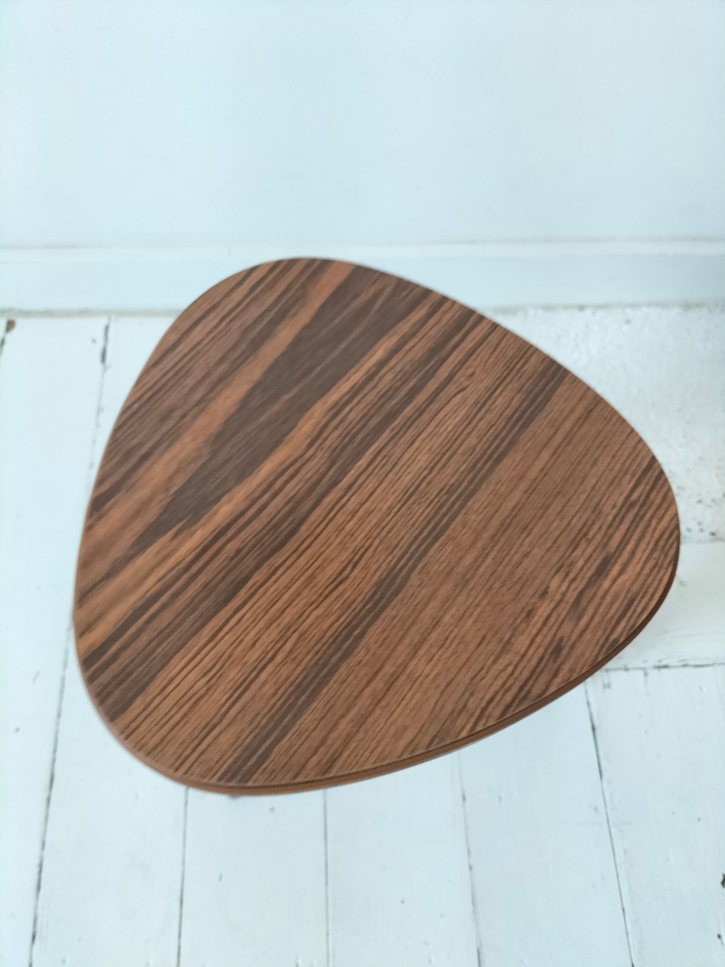 Porte-plante tripode en bois et formica