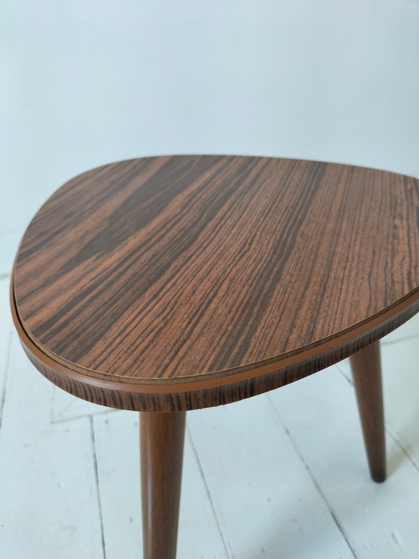 Porte-plante tripode en bois et formica