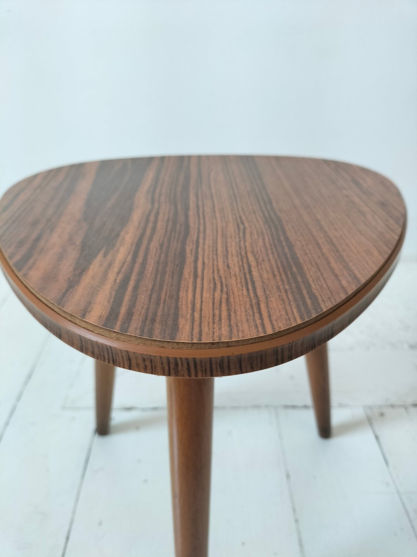 Porte-plante tripode en bois et formica