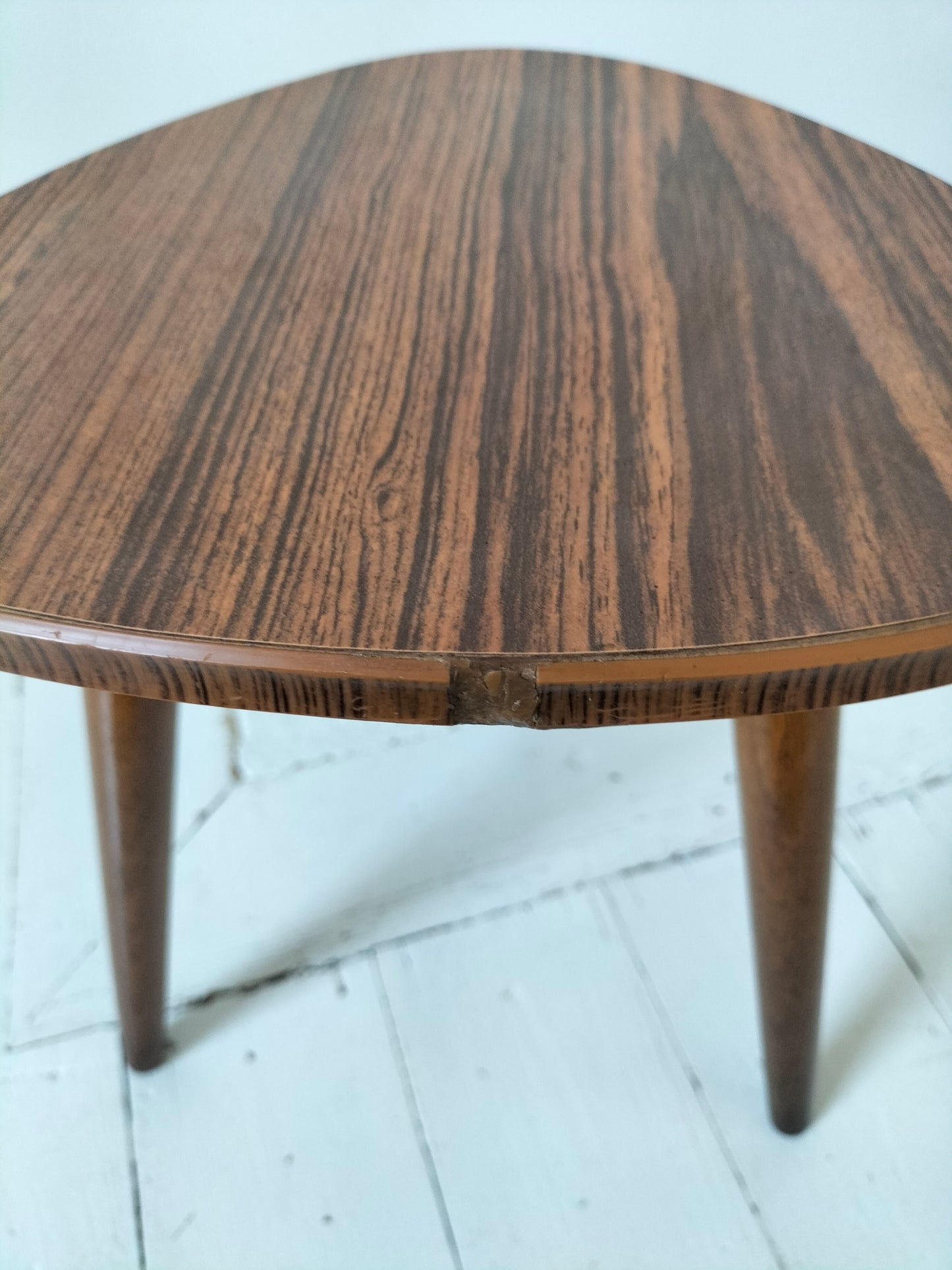 Porte-plante tripode en bois et formica