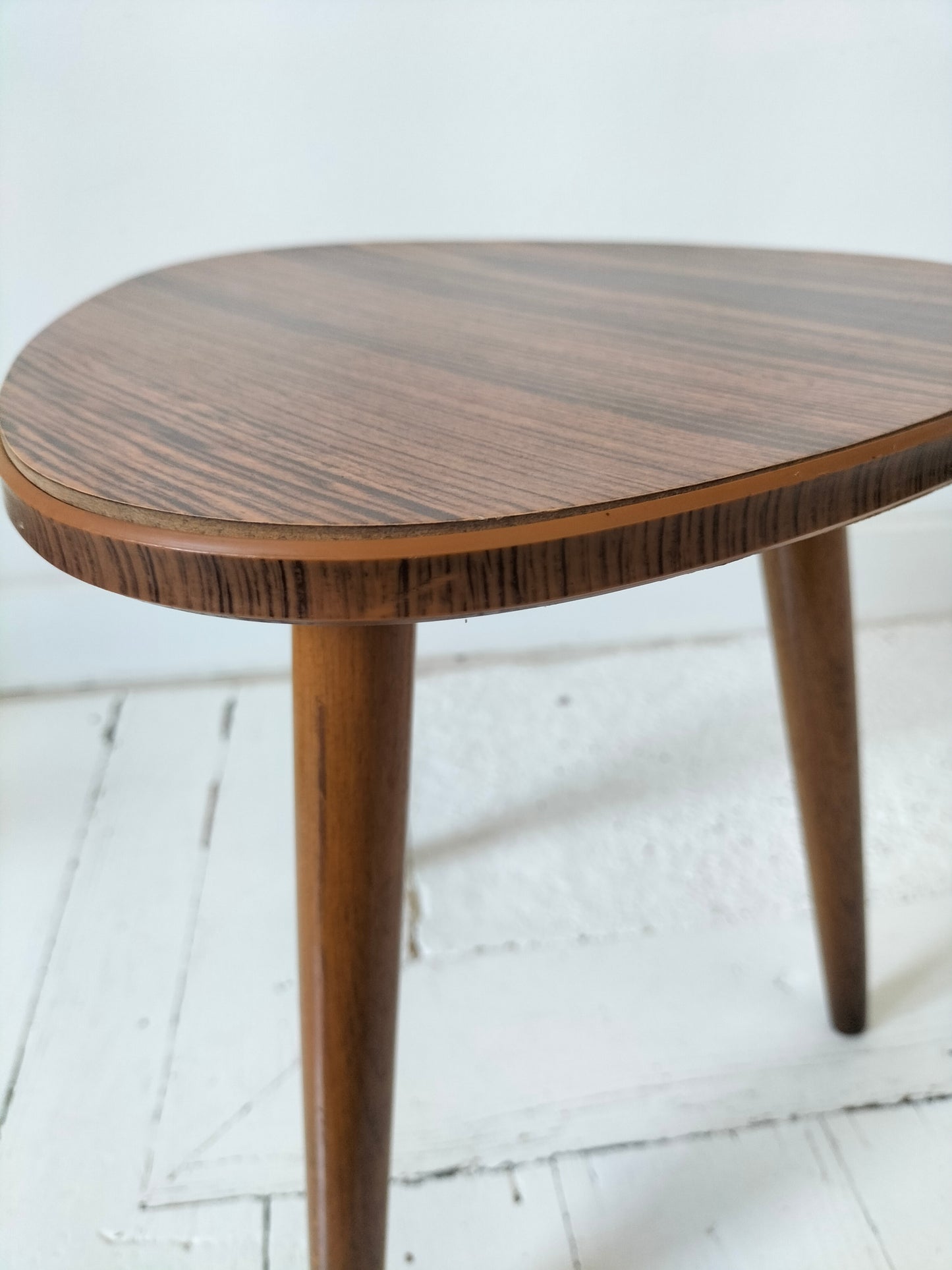 Porte-plante tripode en bois et formica