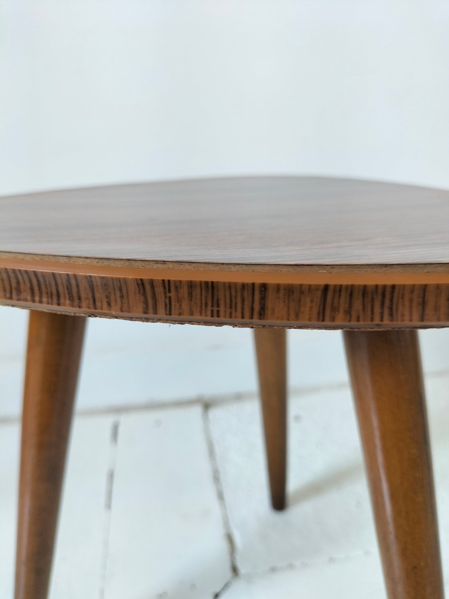 Porte-plante tripode en bois et formica