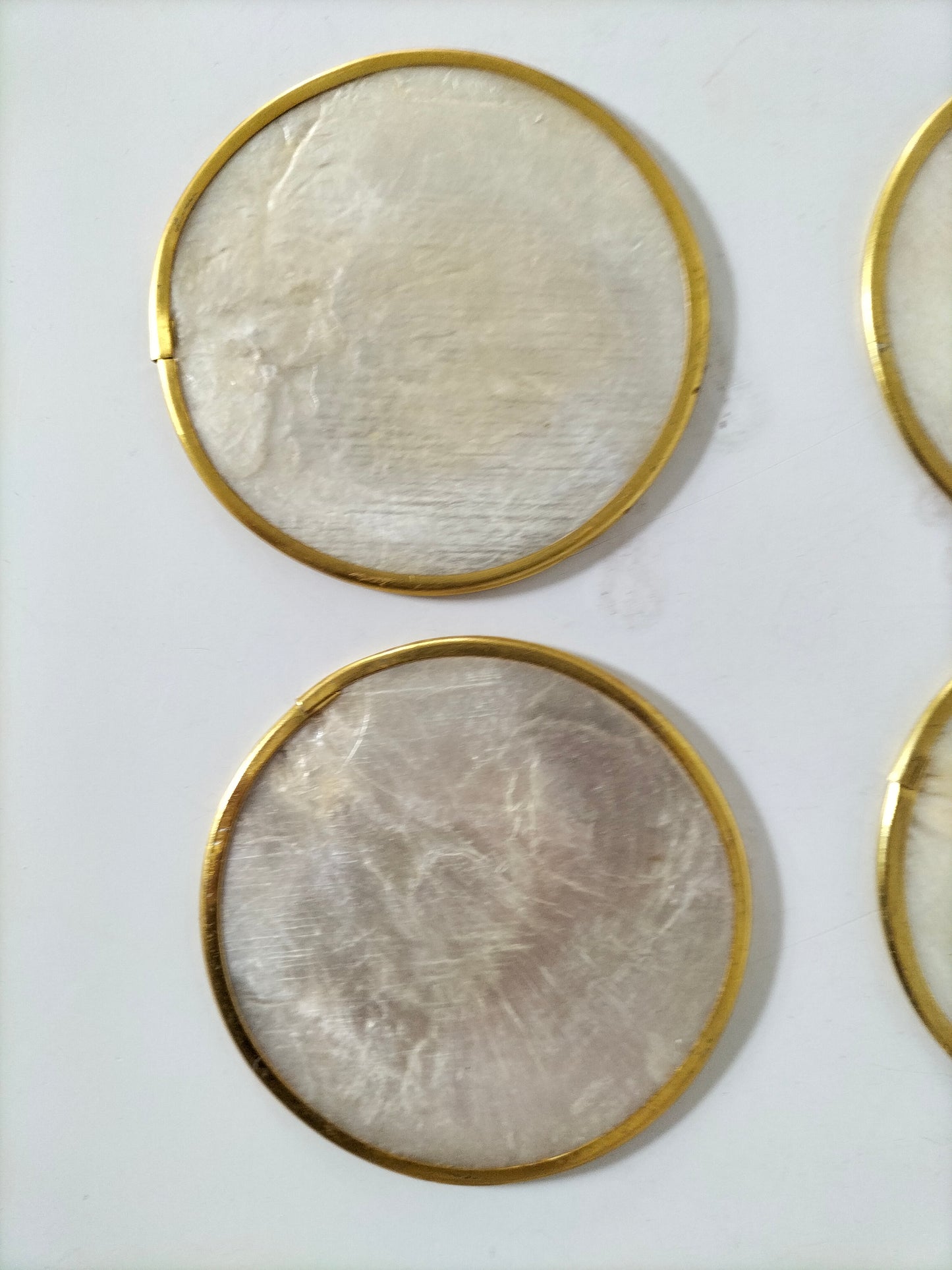 Ensemble de 6 sous-verres en nacre et laiton