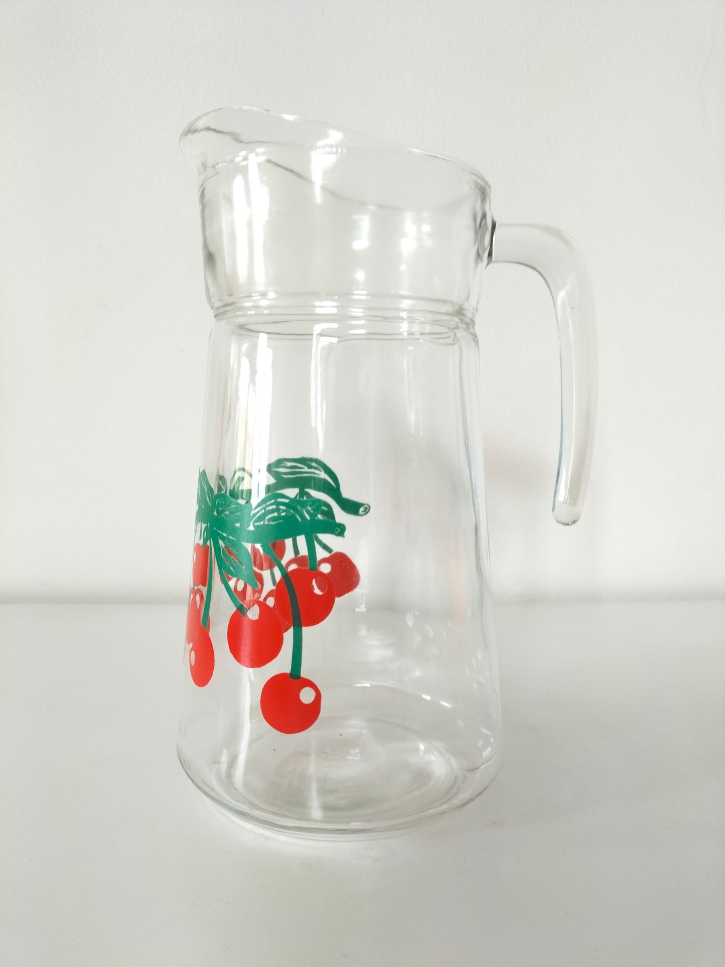Carafe/ pichet en verre décor cerises