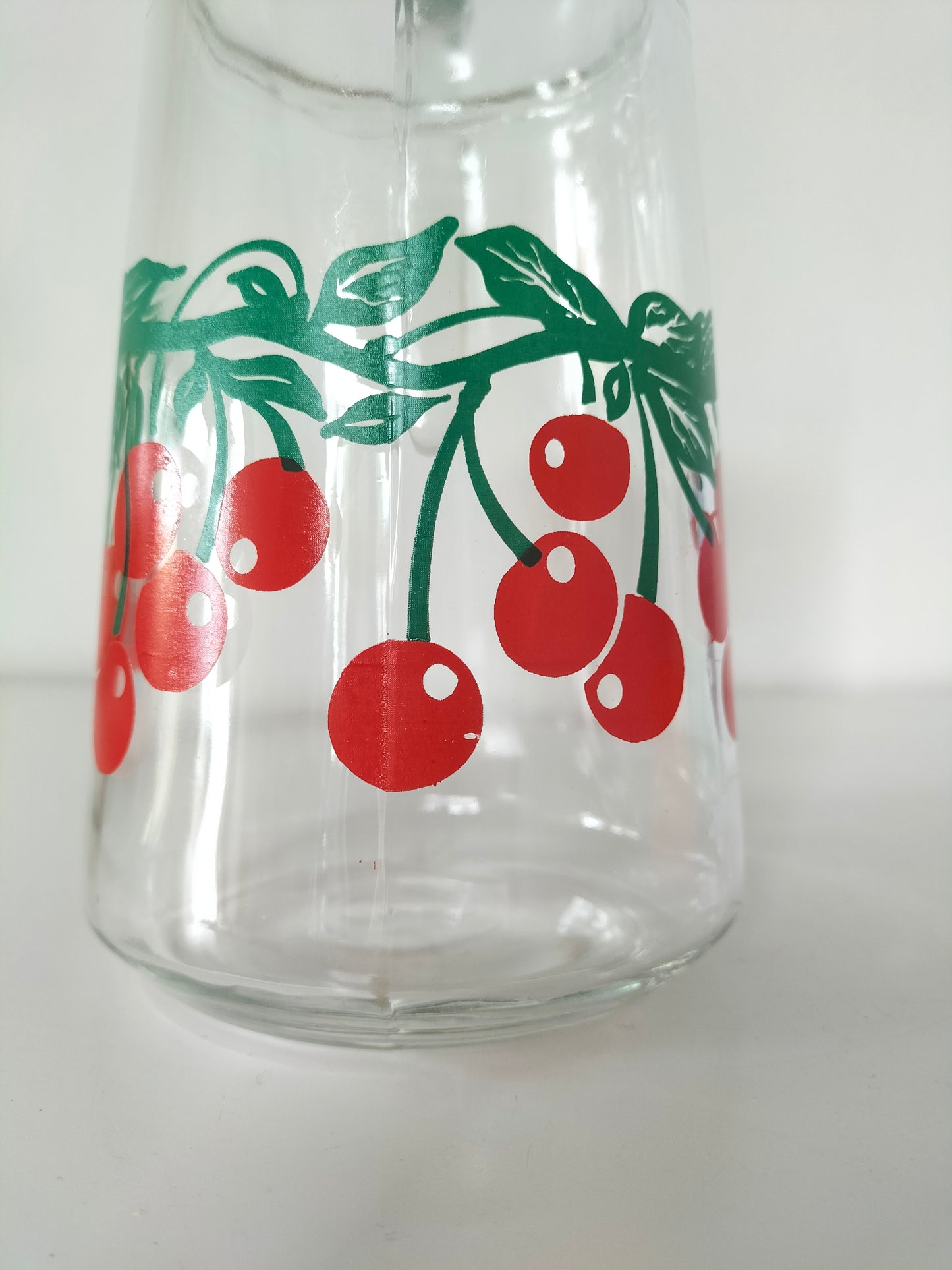 Carafe/ pichet en verre décor cerises