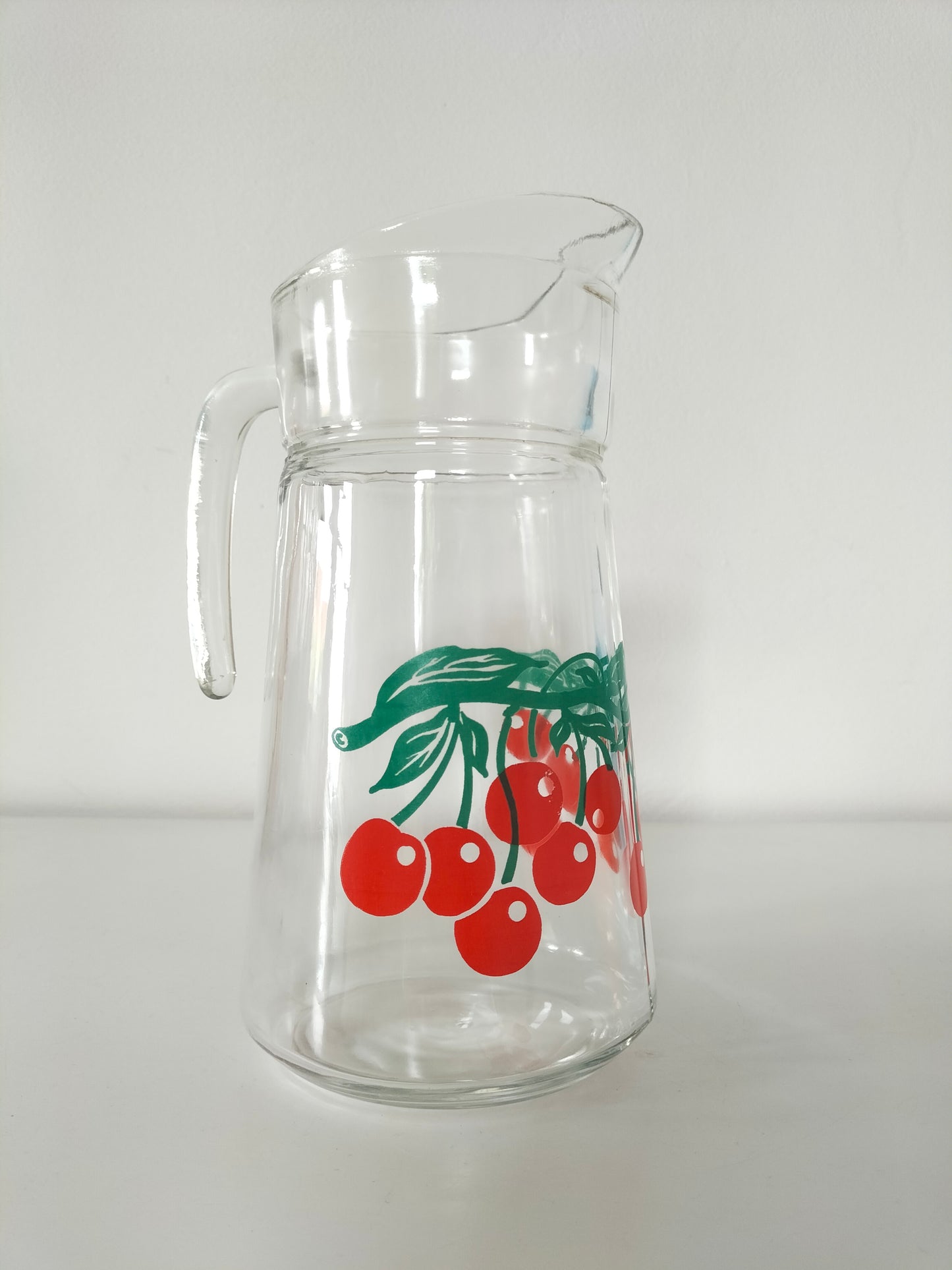 Carafe/ pichet en verre décor cerises
