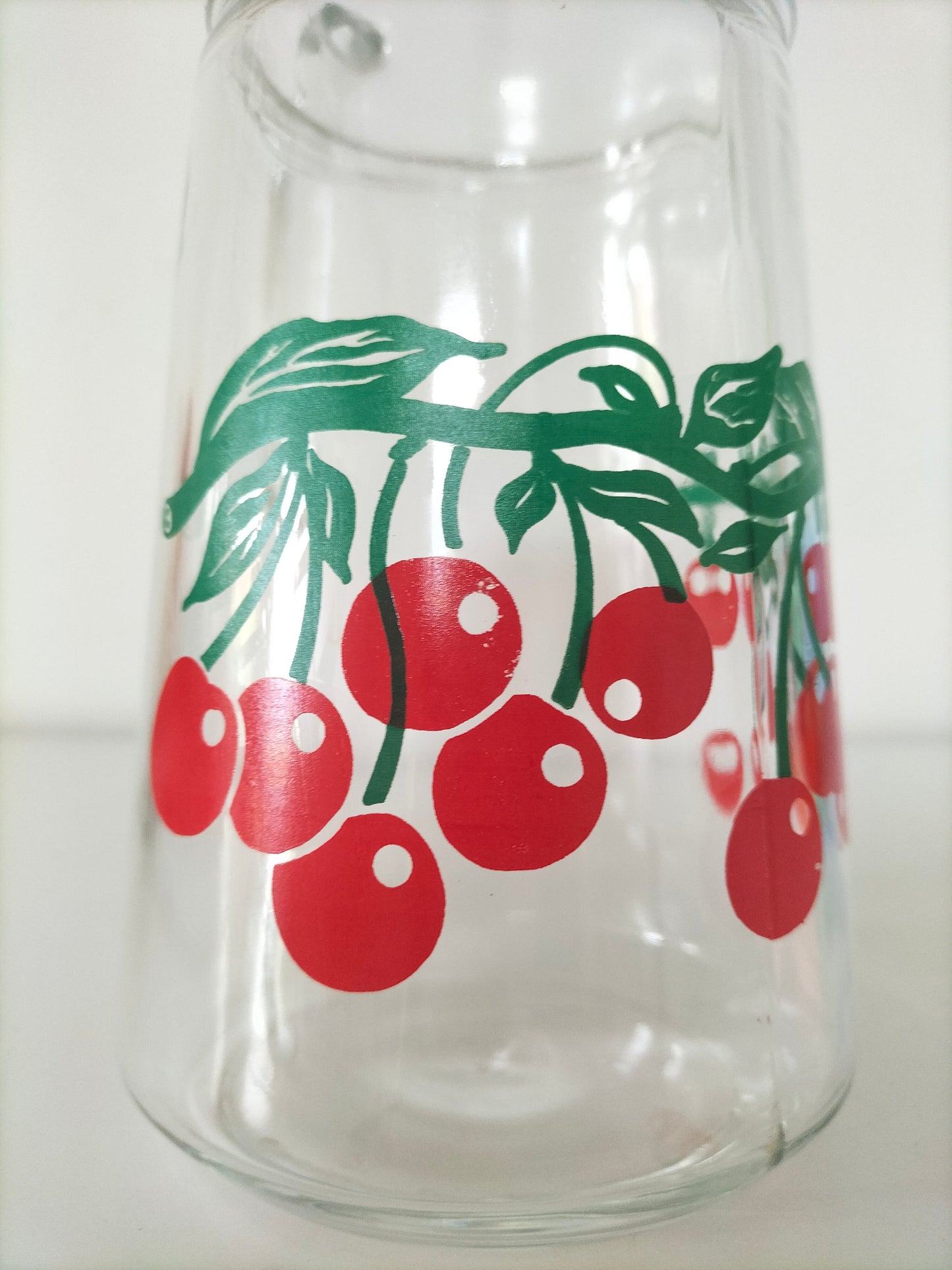 Carafe/ pichet en verre décor cerises