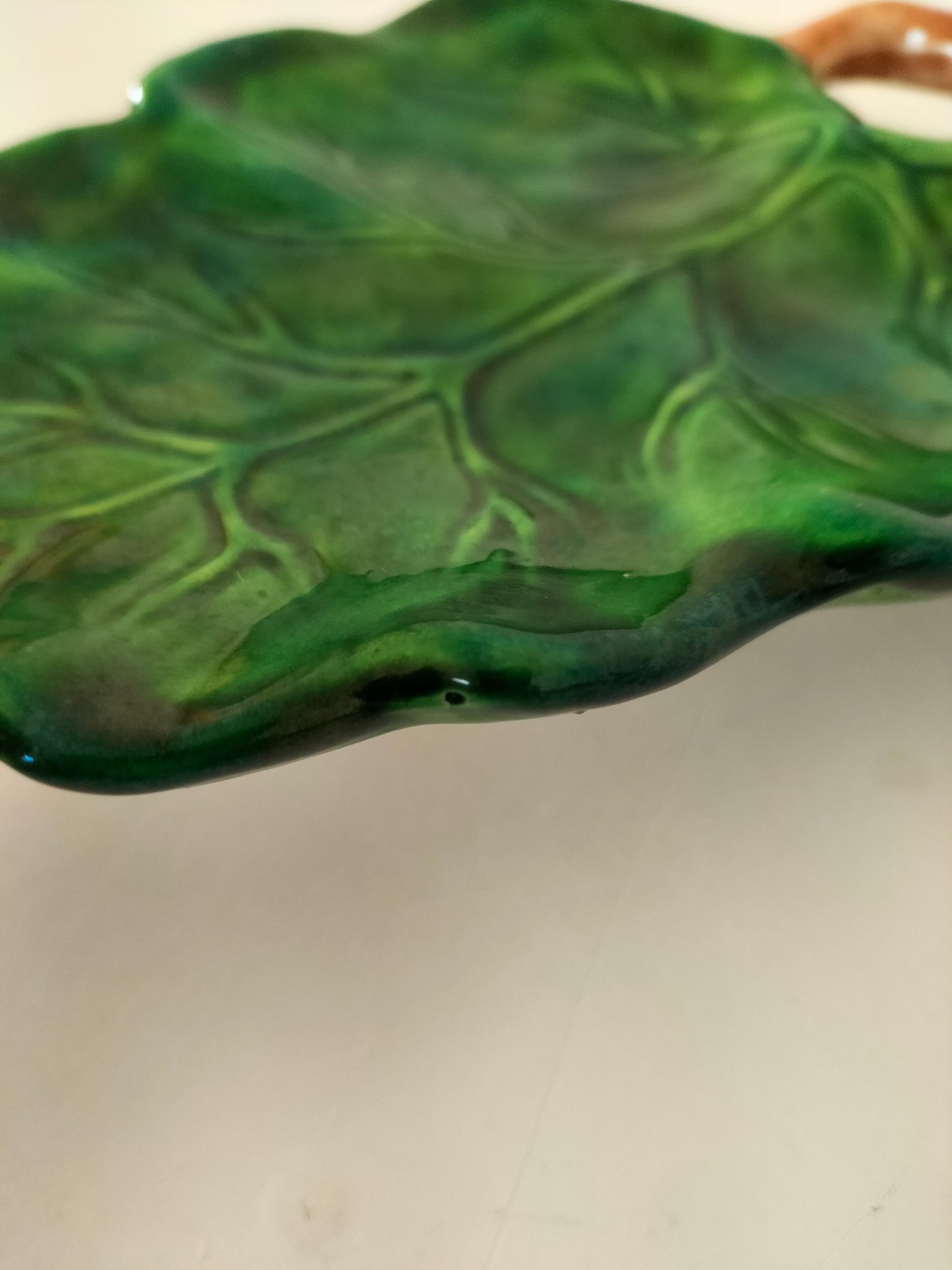 Coupelle/ vide-poche/ porte-bijoux en céramique forme feuille