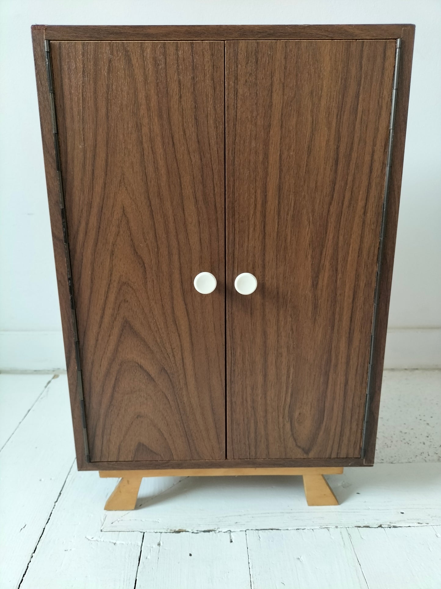 Petit meuble de poupée en formica