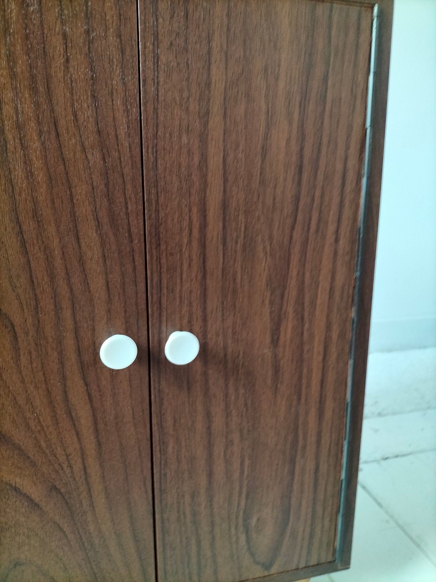 Petit meuble de poupée en formica