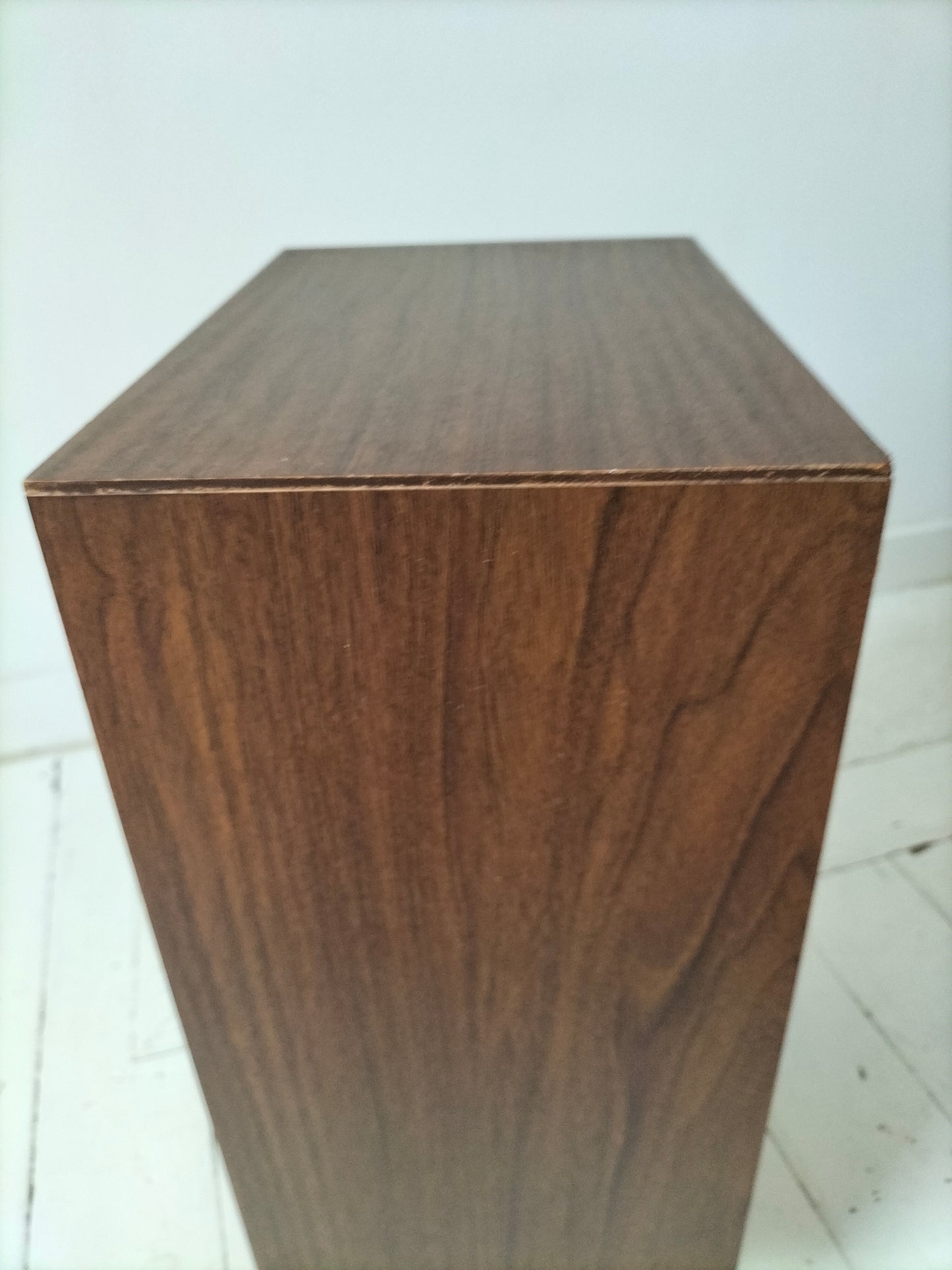 Petit meuble de poupée en formica