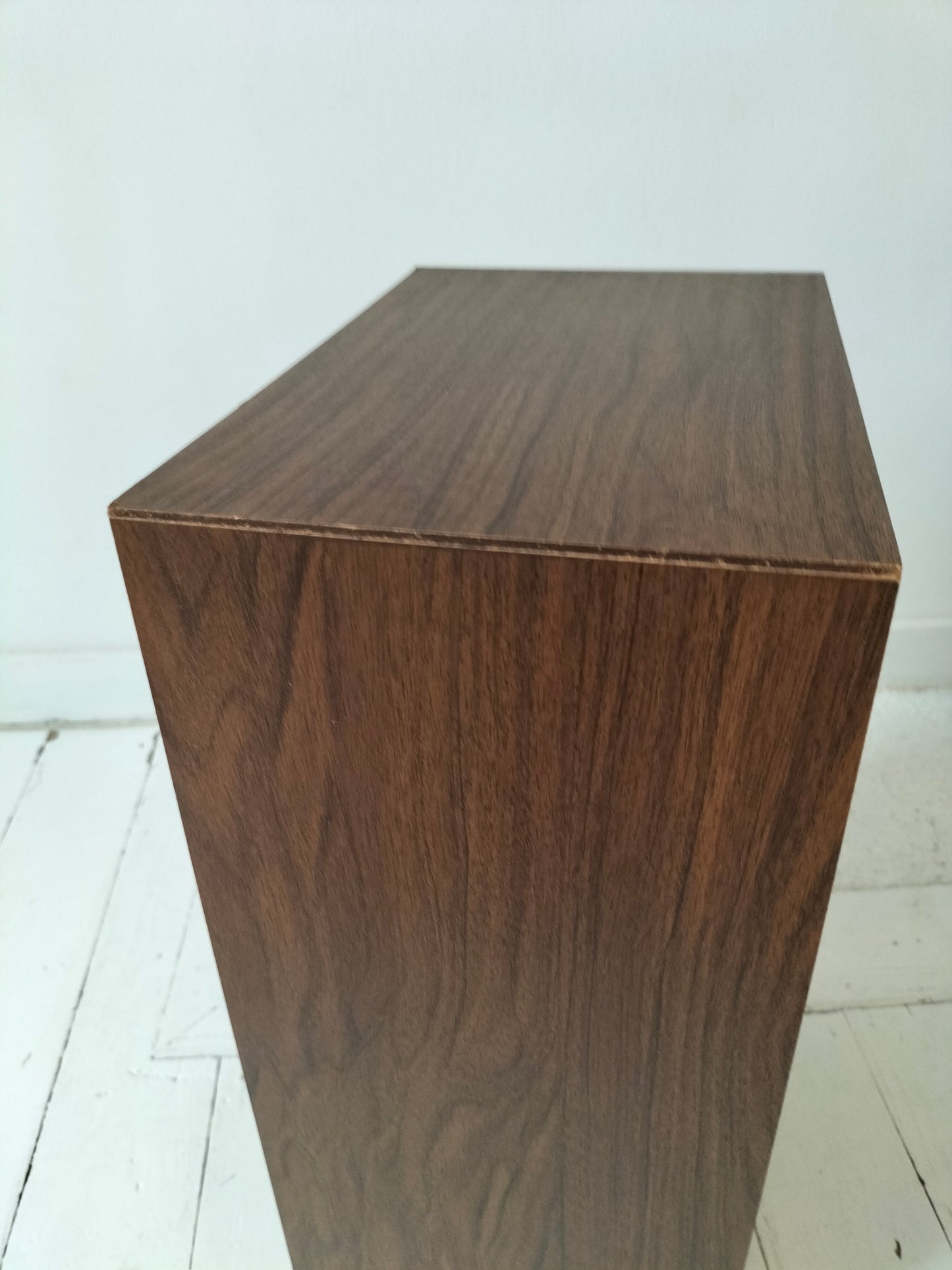Petit meuble de poupée en formica
